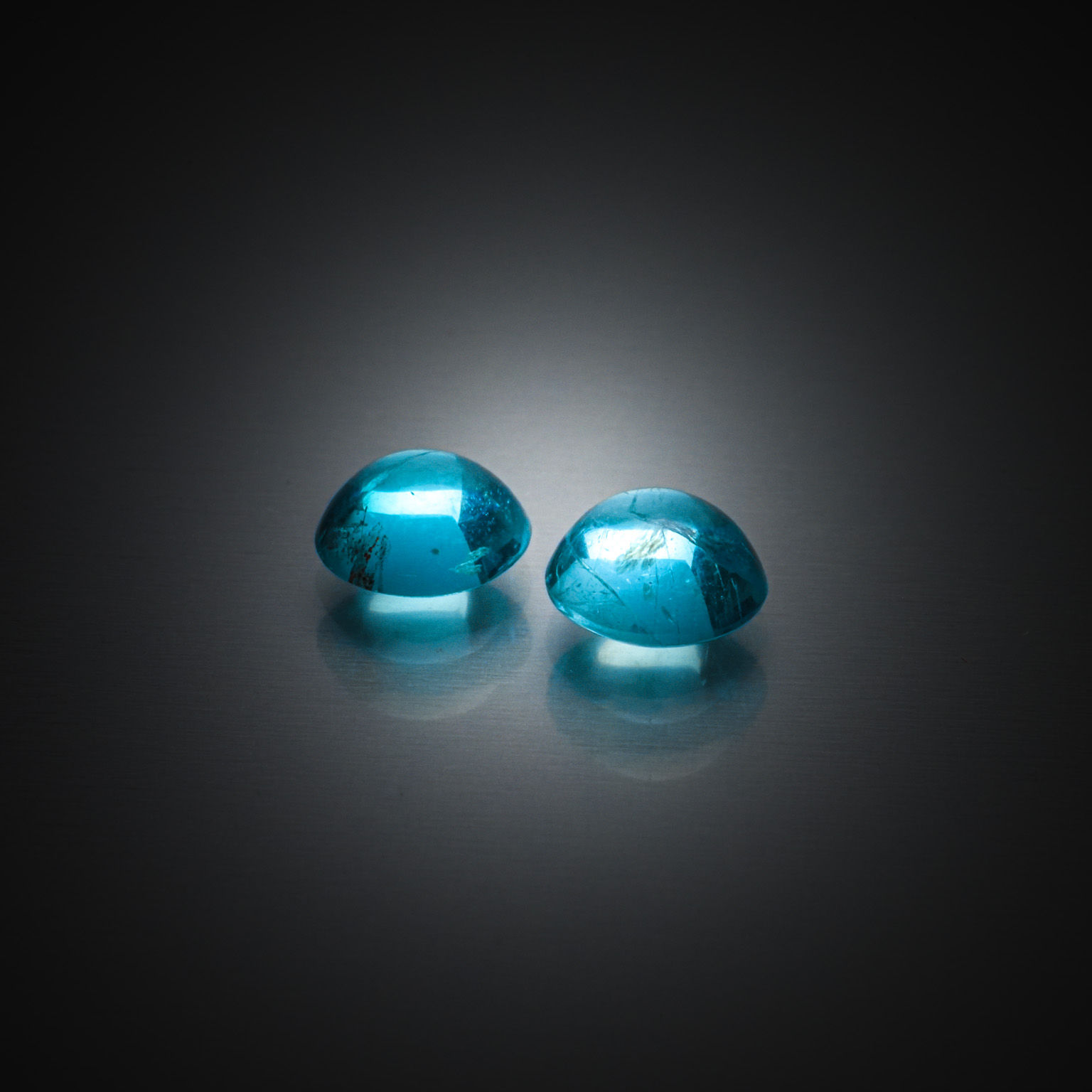 Appairage d&rsquo;apatites rondes cabochons sur papier. - Lazuli