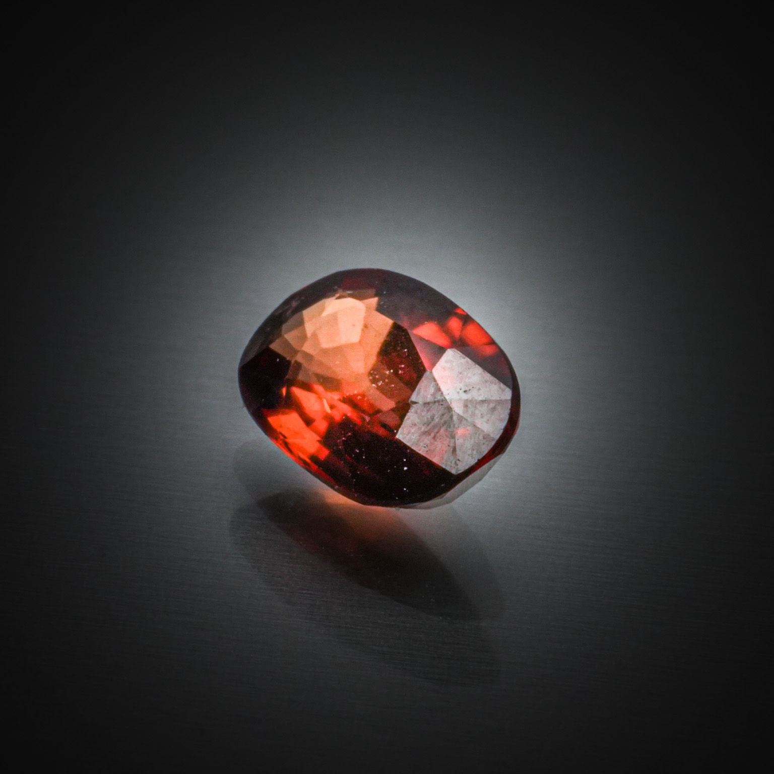 Zircon orange ovale sur papier. - Lazuli