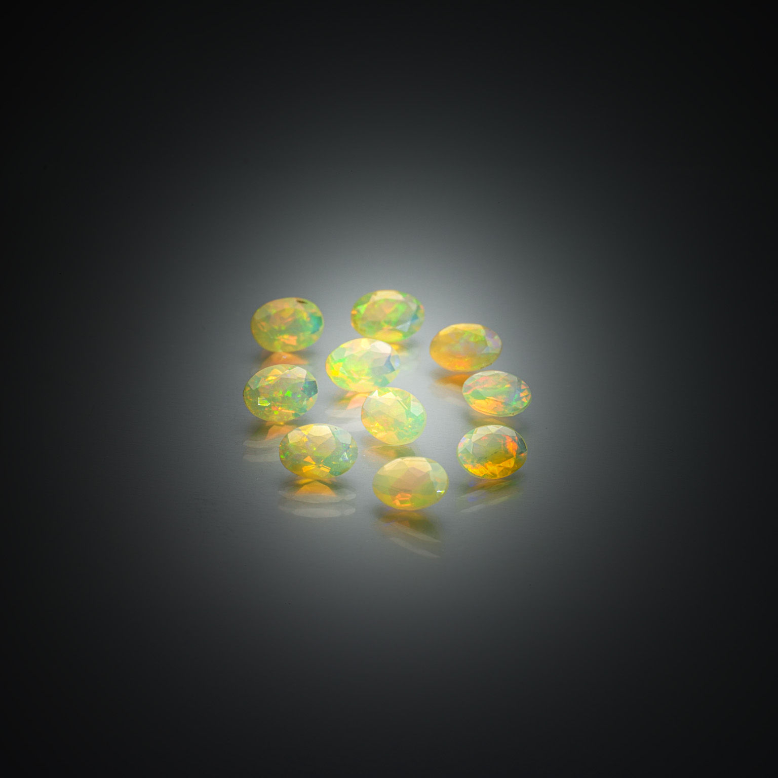 Lot de dix opales ovales sur papier. - Lazuli