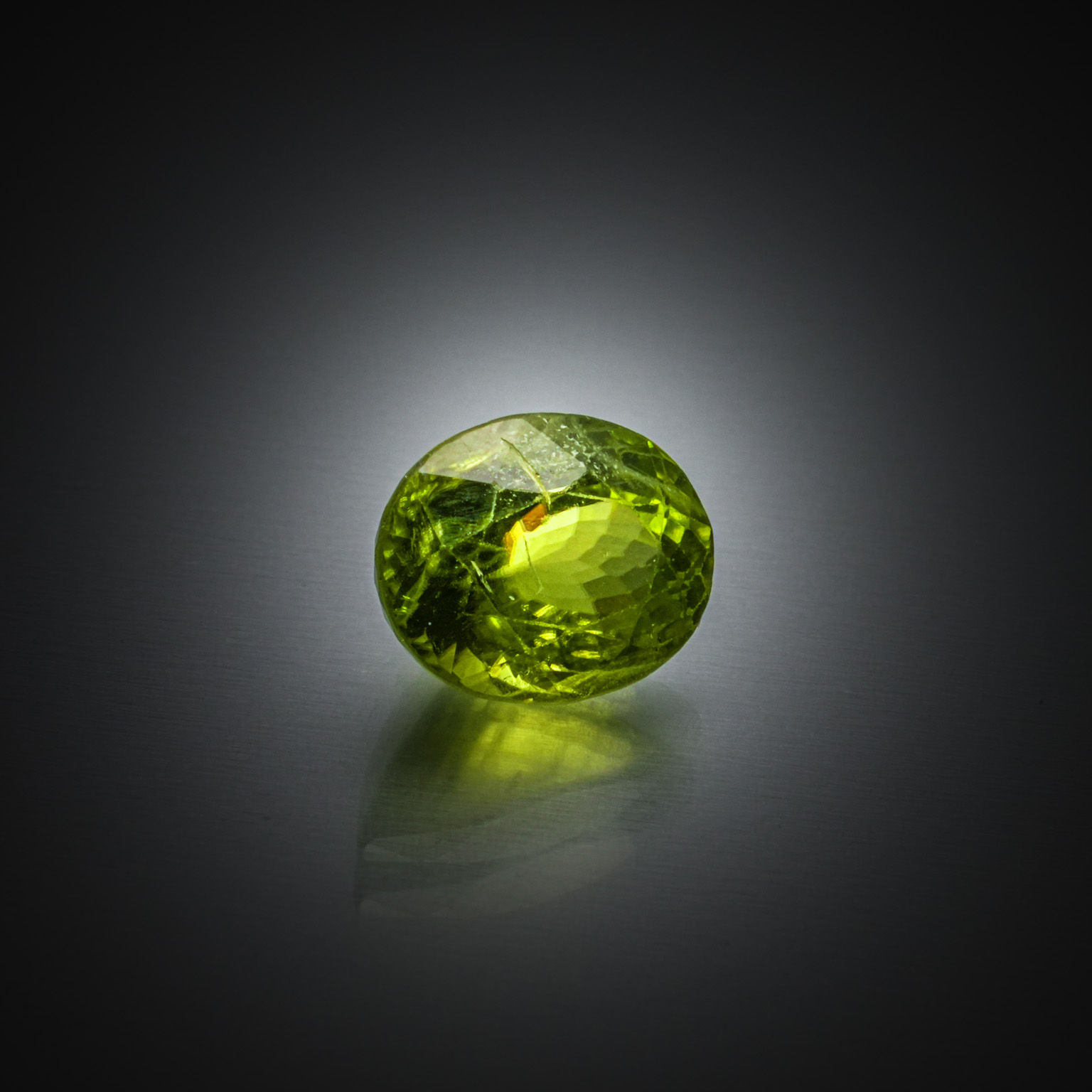 Péridot ovale sur papier. - Lazuli