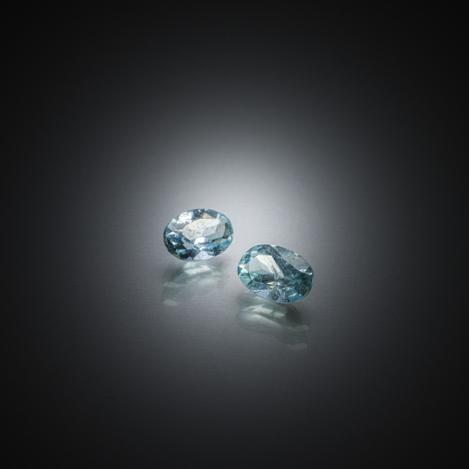 Appairage d&rsquo;aigues-marines ovales sur papier. - Lazuli