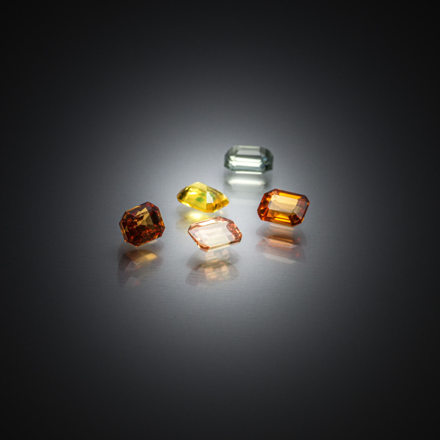 Lot de cinq saphirs octogonaux sur papier. - Lazuli