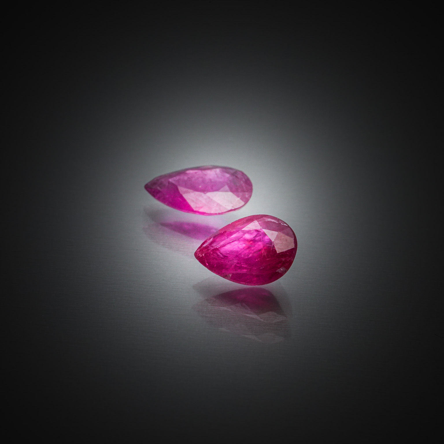 Appairage de rubis poires sur papier. - Lazuli