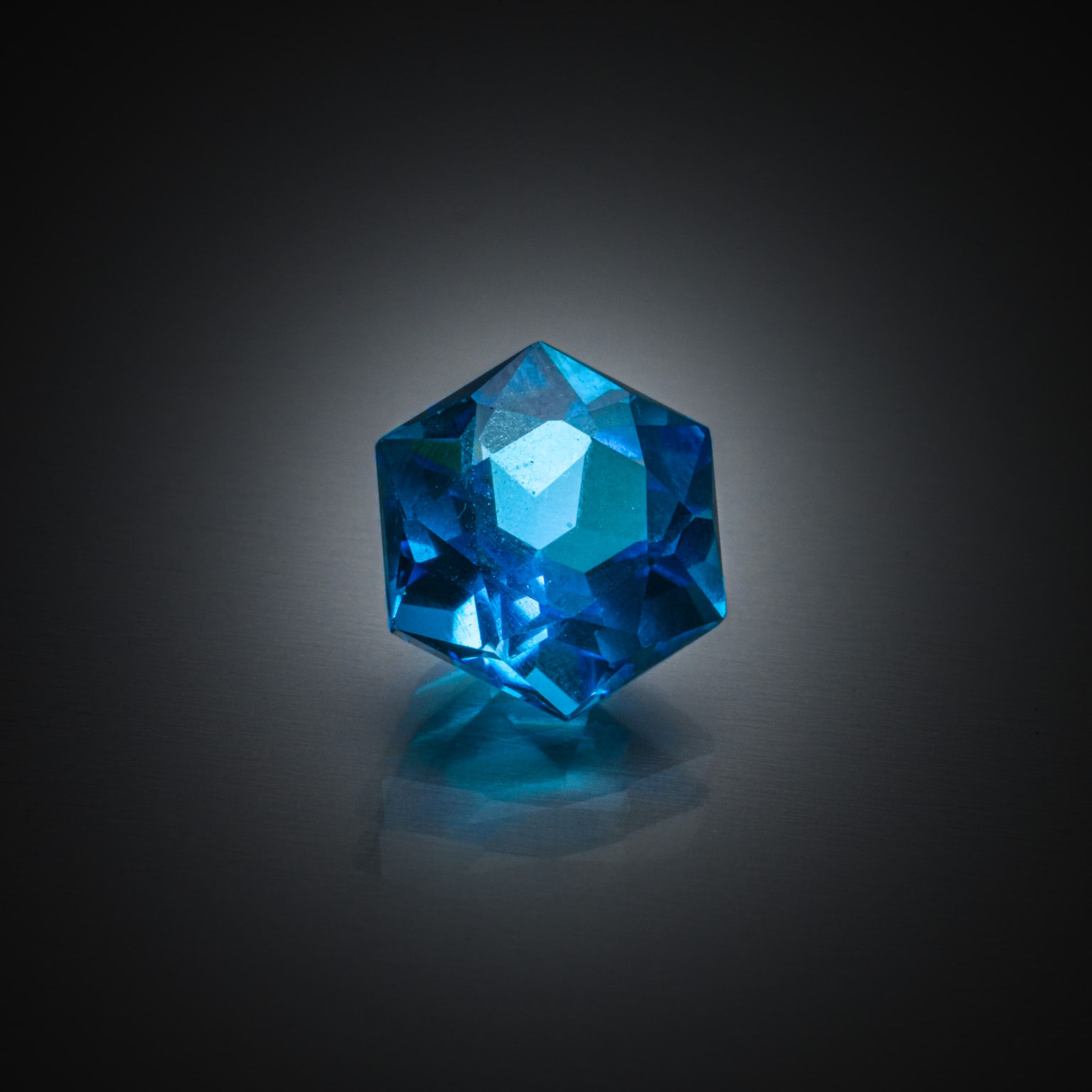 Topaze bleue (Swiss Blue) hexagonale sur papier. - Lazuli