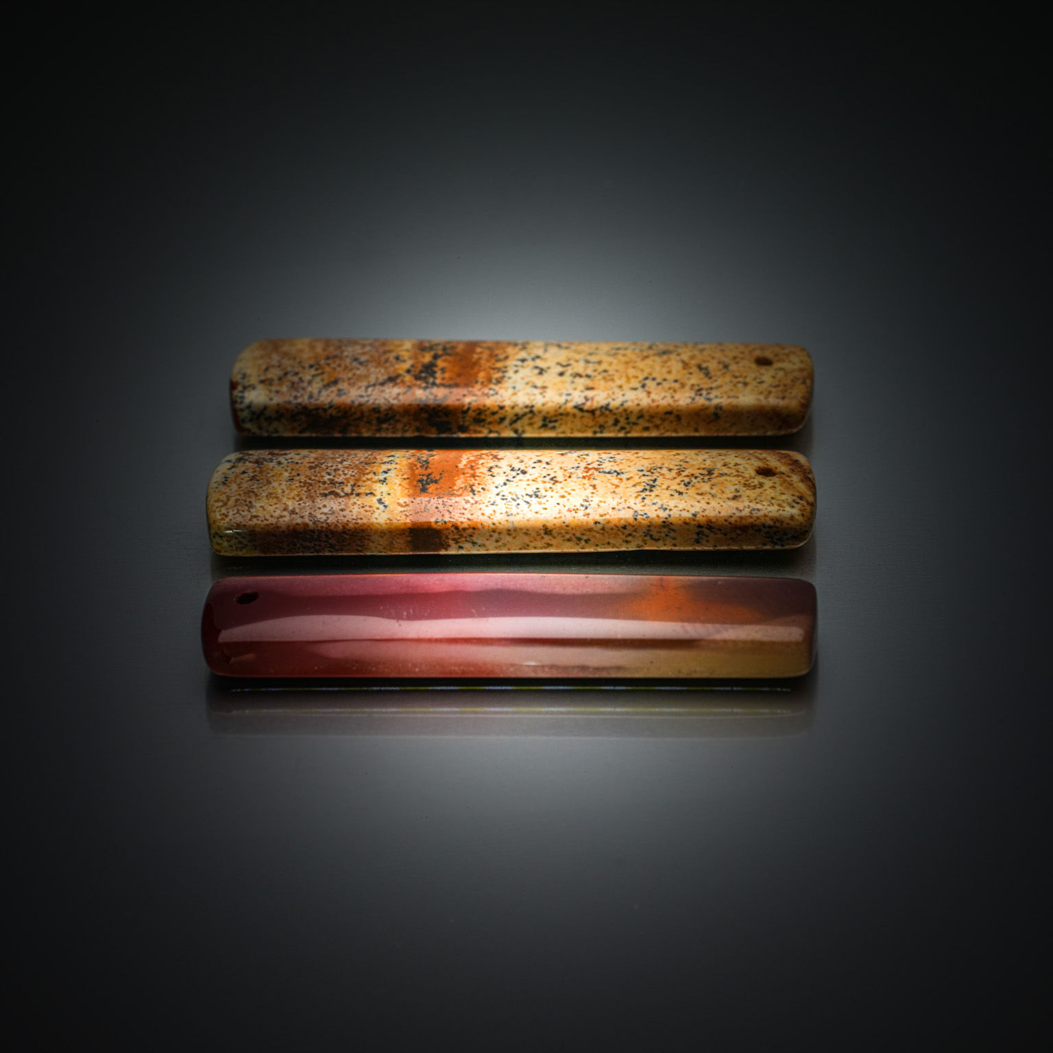 Appairage d&rsquo;opales noires poires cabochons sur papier. - Lazuli