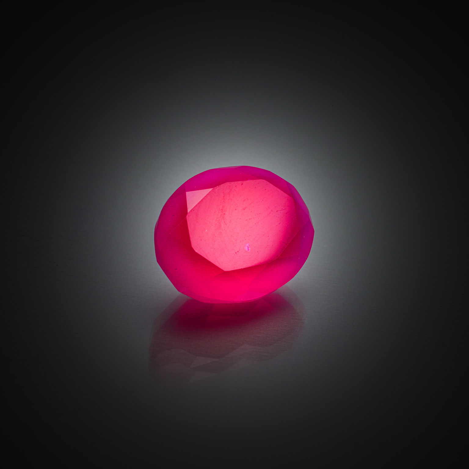 Opale noire poire cabochon sur papier. - Lazuli