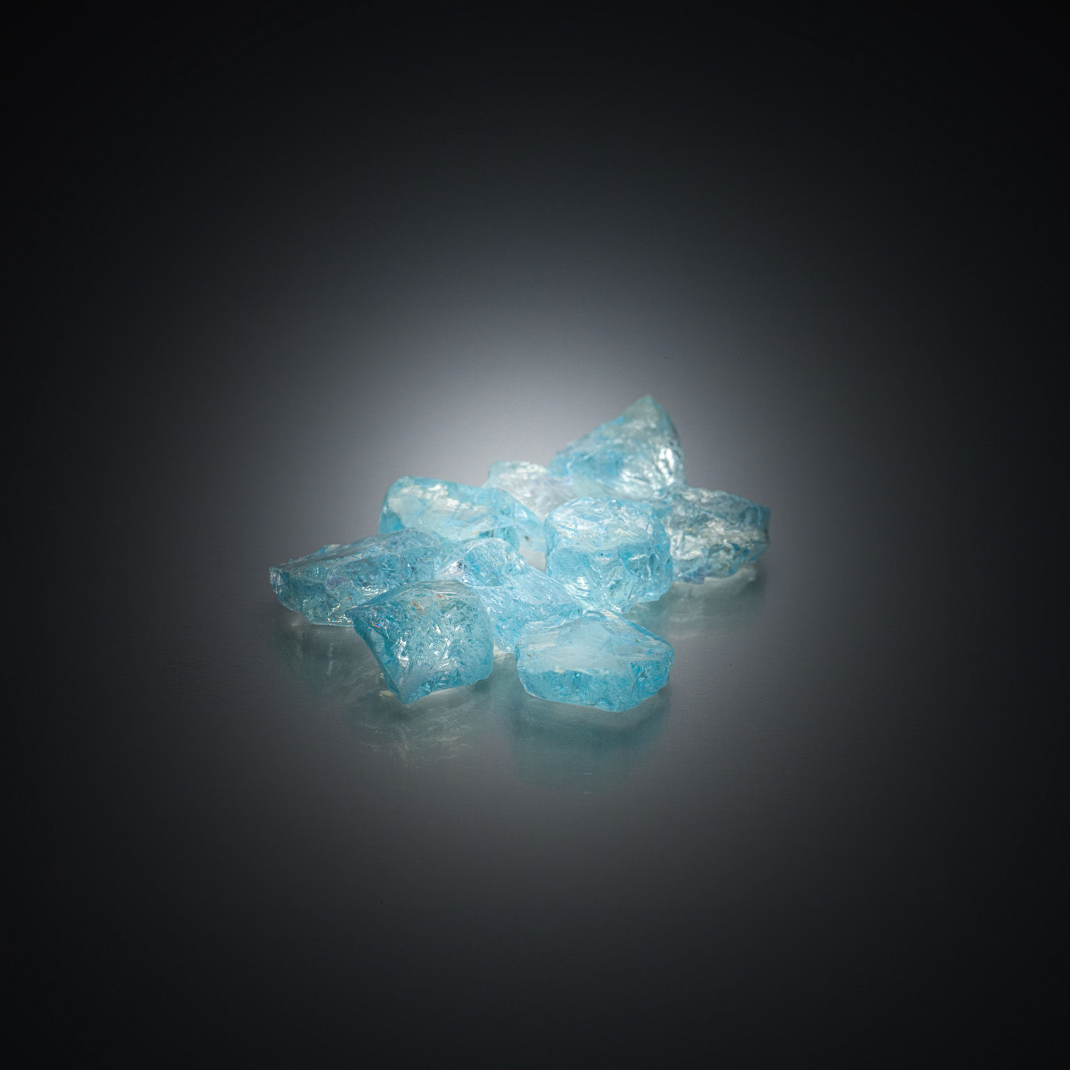 Labradorite poire cabochon sur papier. - Lazuli