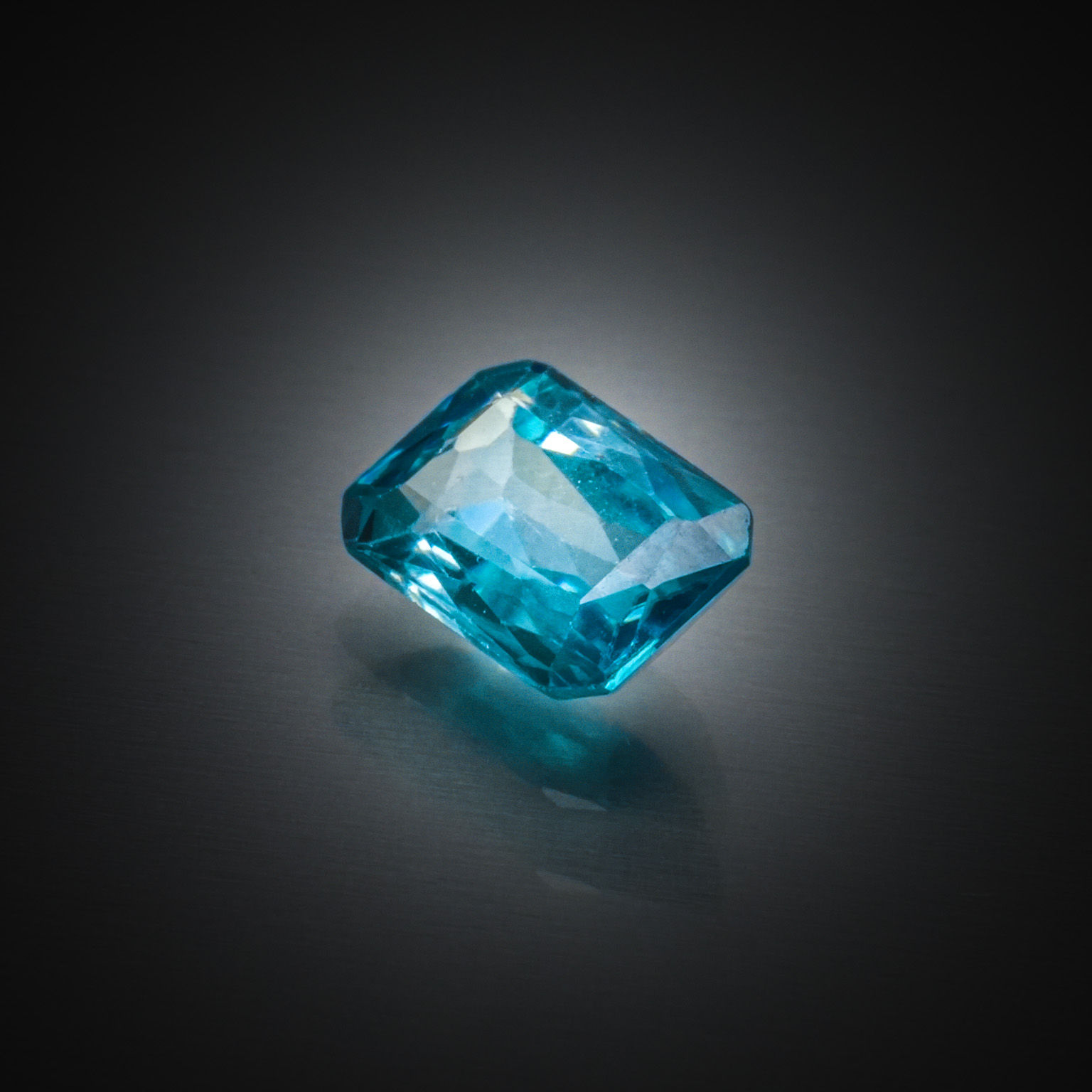 Grenat rhodolite ovale sur papier. - Lazuli