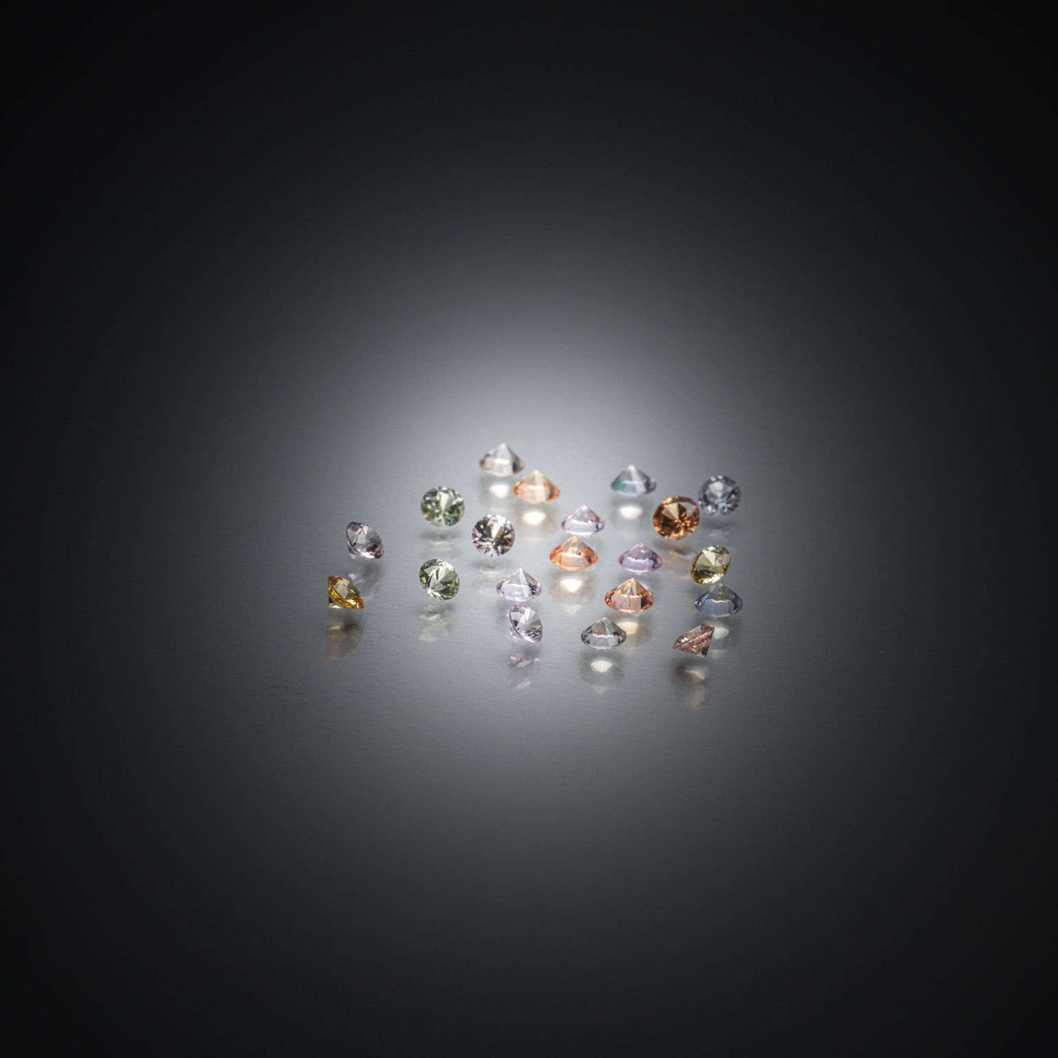 Appairage d&rsquo;aigues-marines ovales sur papier. - Lazuli