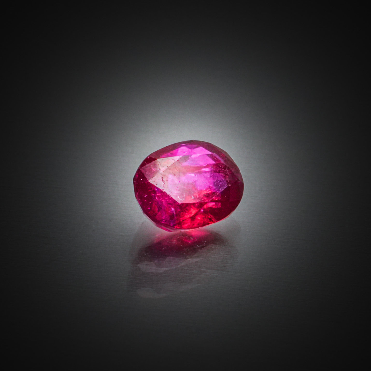 Péridot ovale sur papier. - Lazuli