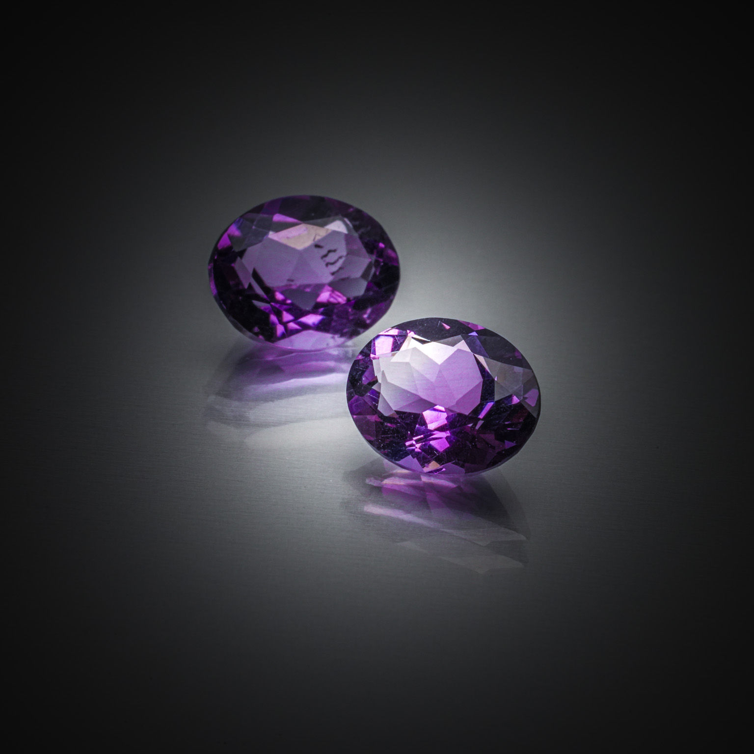 Opale ovale cabochon sur papier. - Lazuli