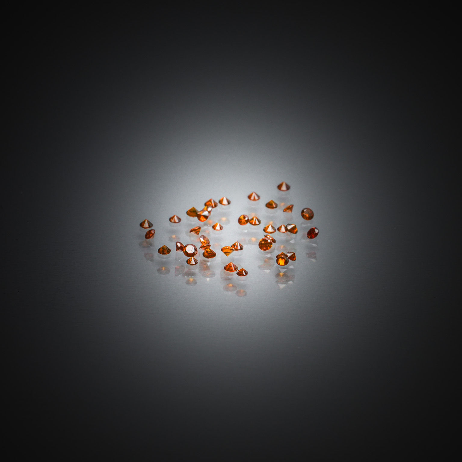 Opale ovale cabochon sur papier. - Lazuli