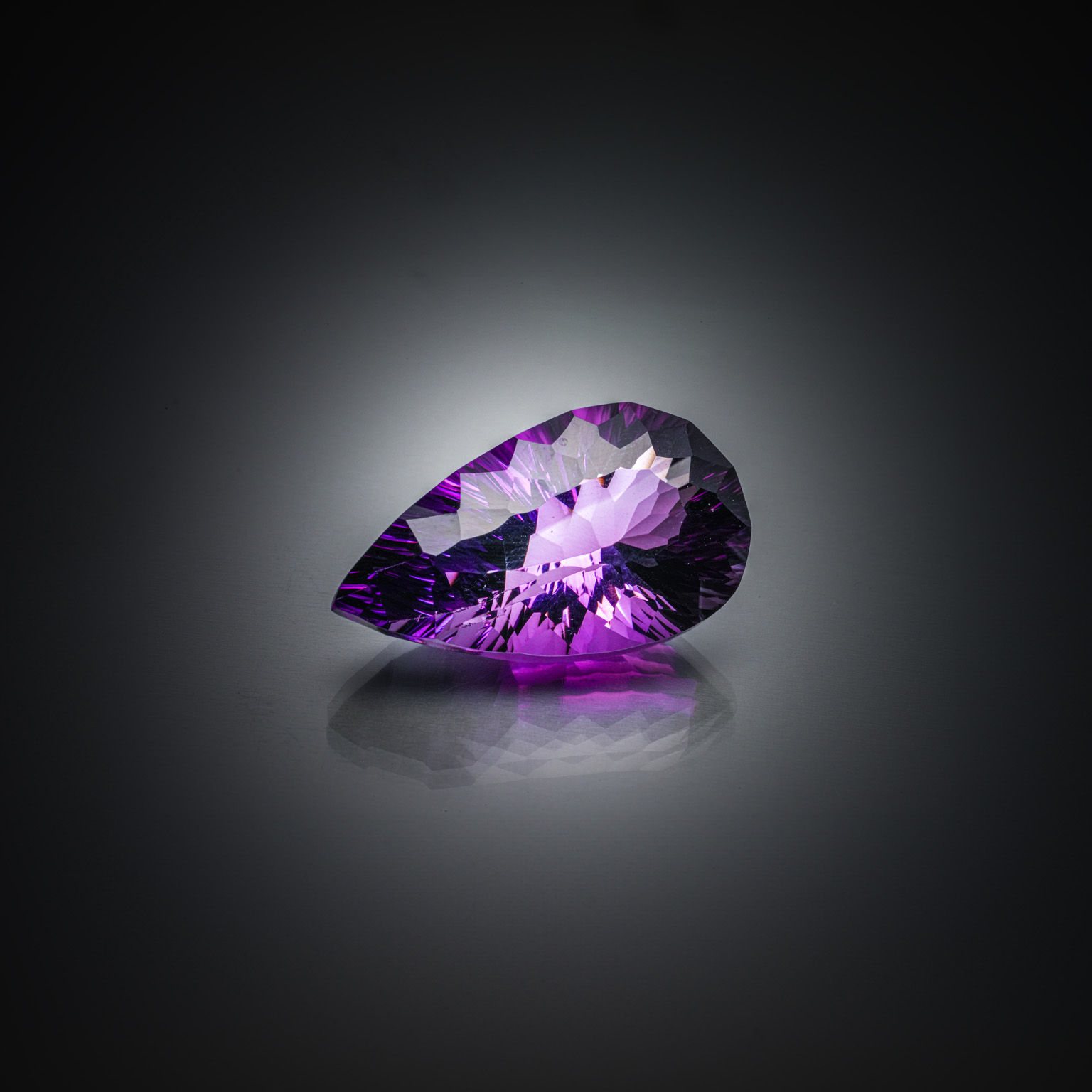 Améthyste poire concave sur papier. - Lazuli