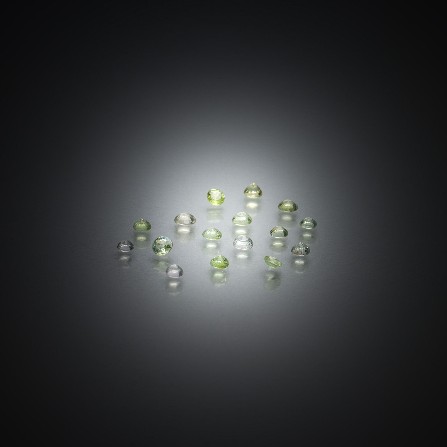 Lot de six saphirs verts kite sur papier. - Lazuli