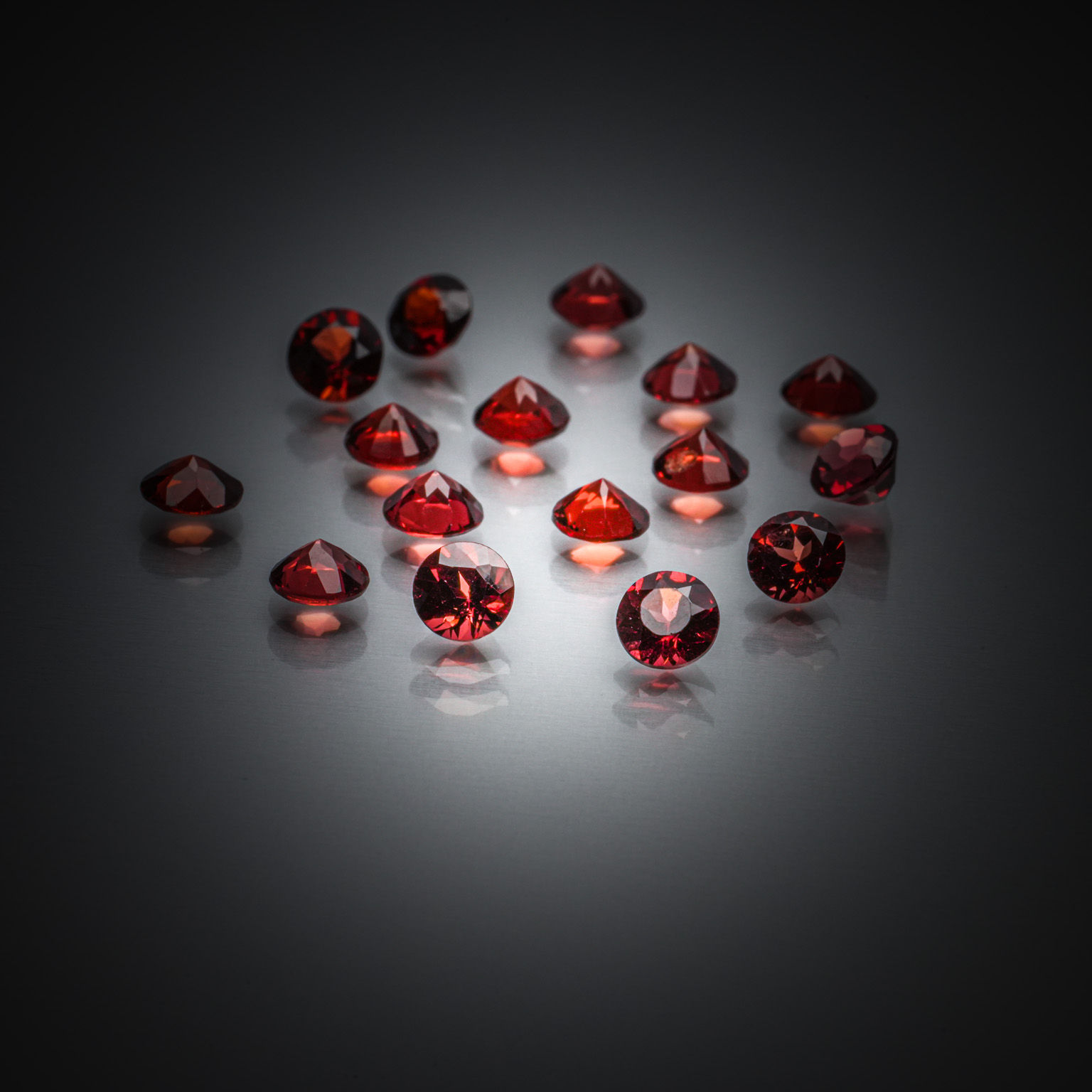 Grenat tsavorite ovale sur papier. - Lazuli