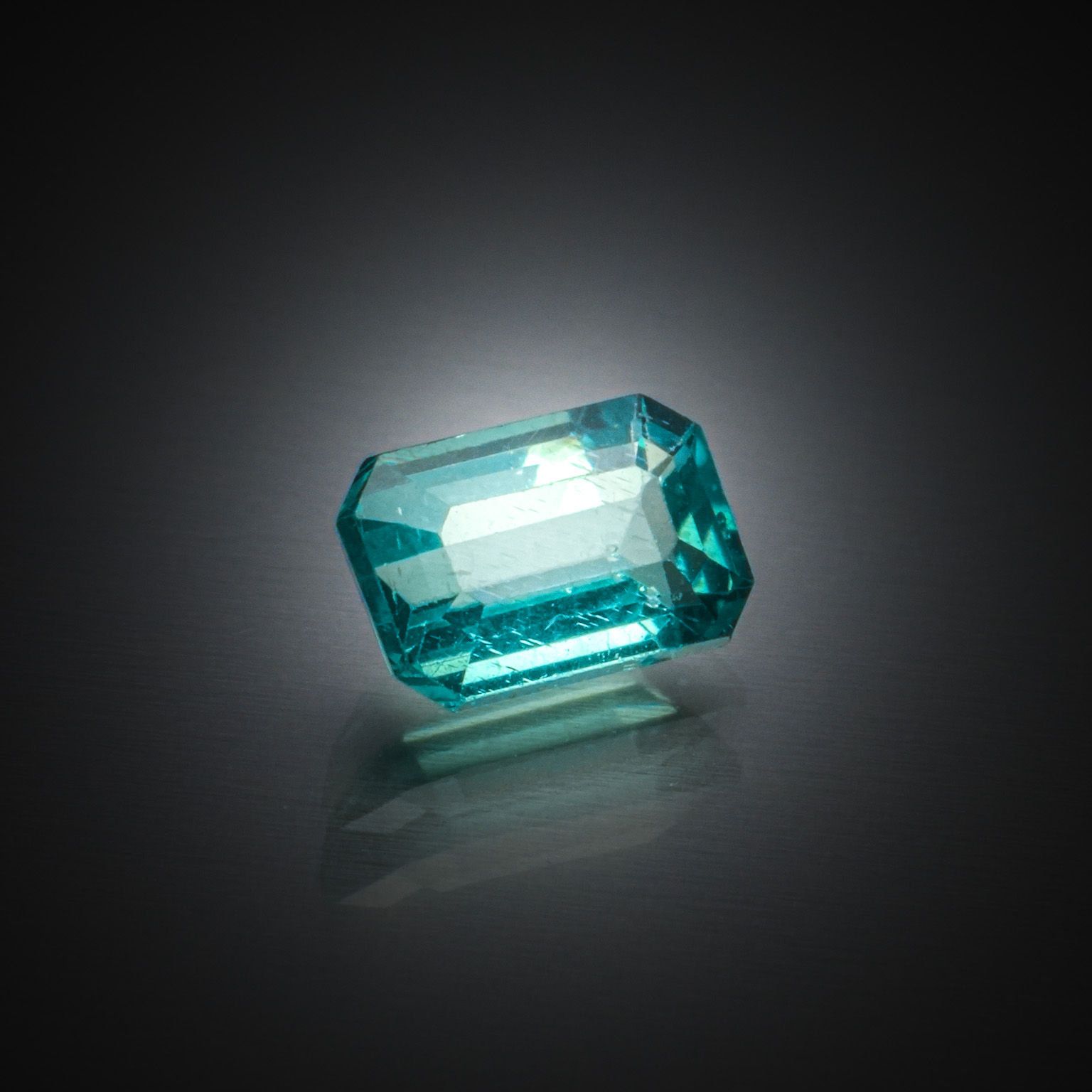 Topaze bleue (Swiss Blue) hexagonale sur papier. - Lazuli