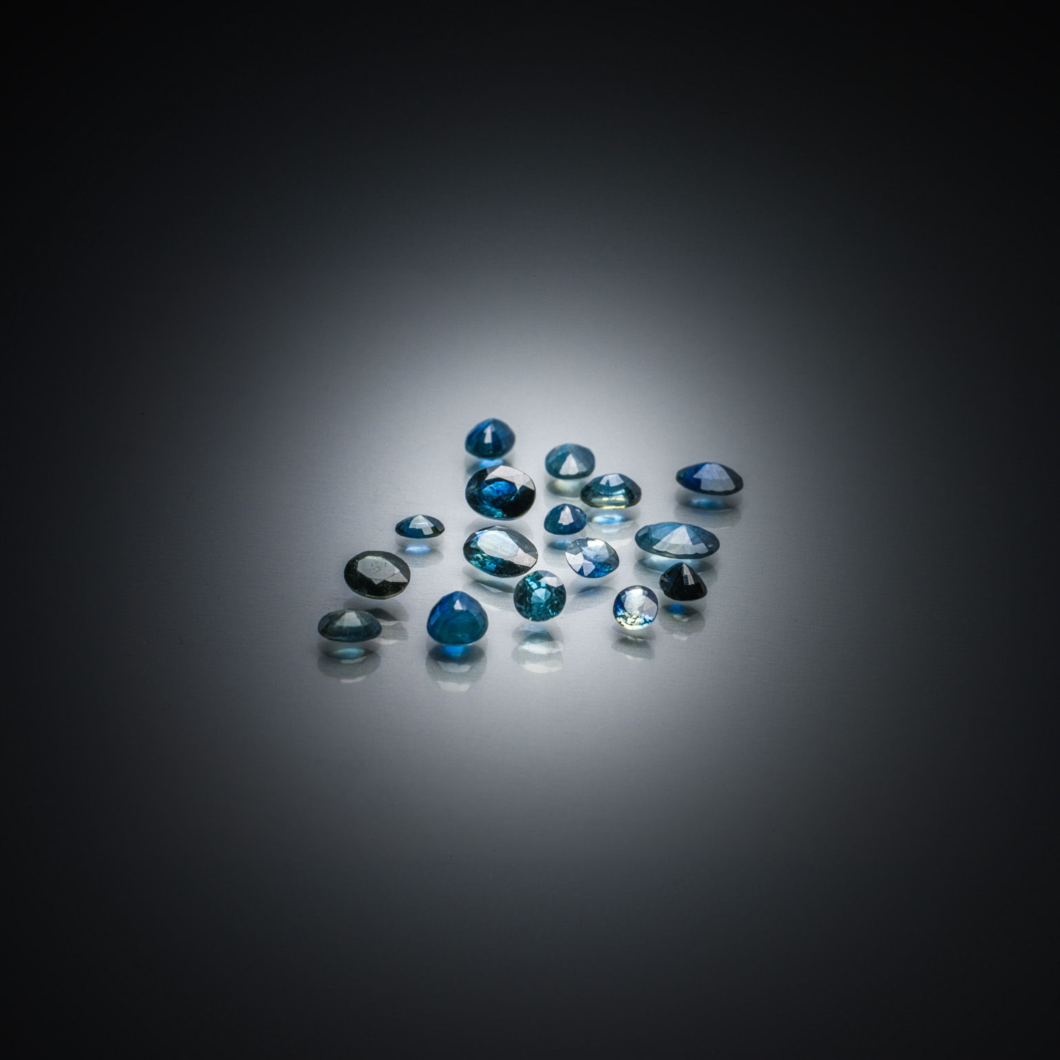 Grenat rhodolite poire sur papier. - Lazuli