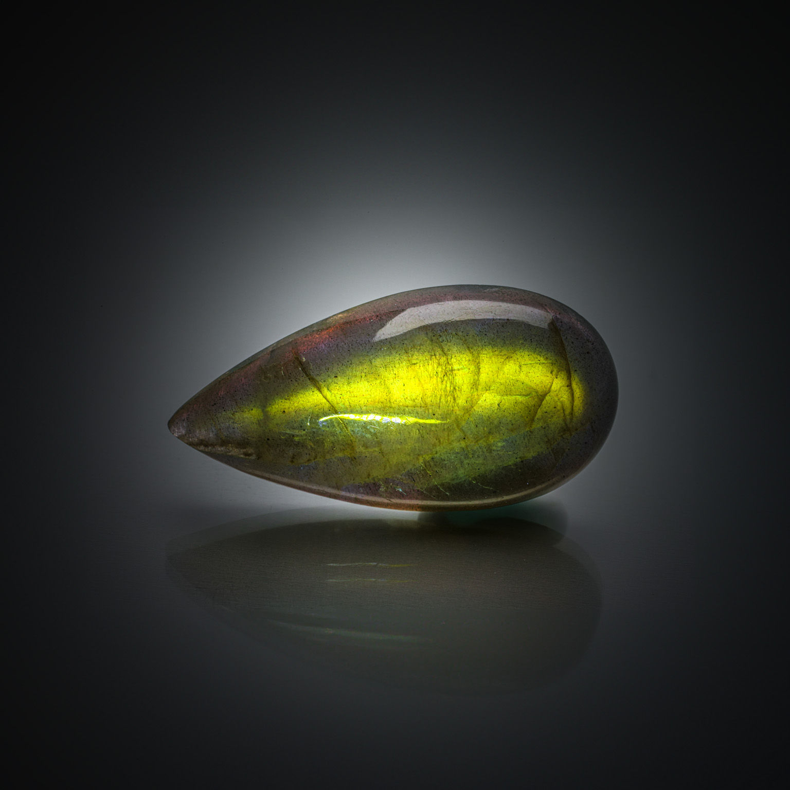 Labradorite poire cabochon sur papier. - Lazuli