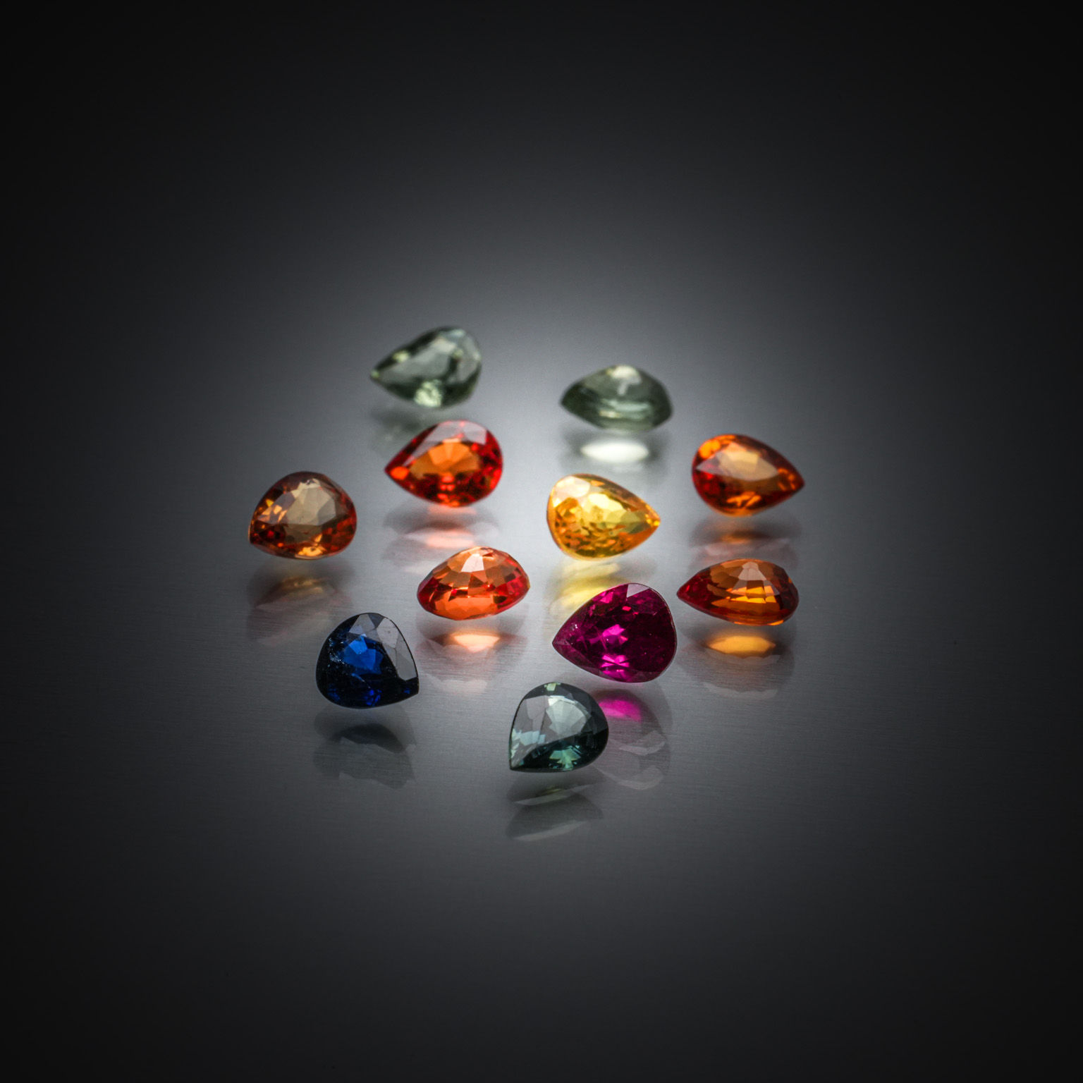 Lot de trois plaques rectangulaires d&rsquo;agates percées sur papier. - Lazuli