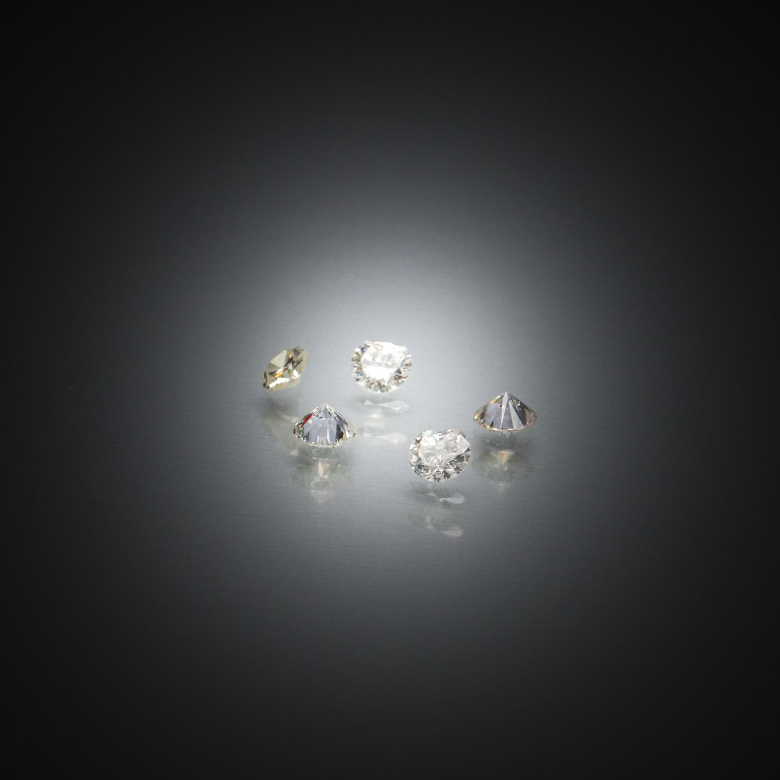 Saphir étoilé ovale cabochon sur papier. - Lazuli