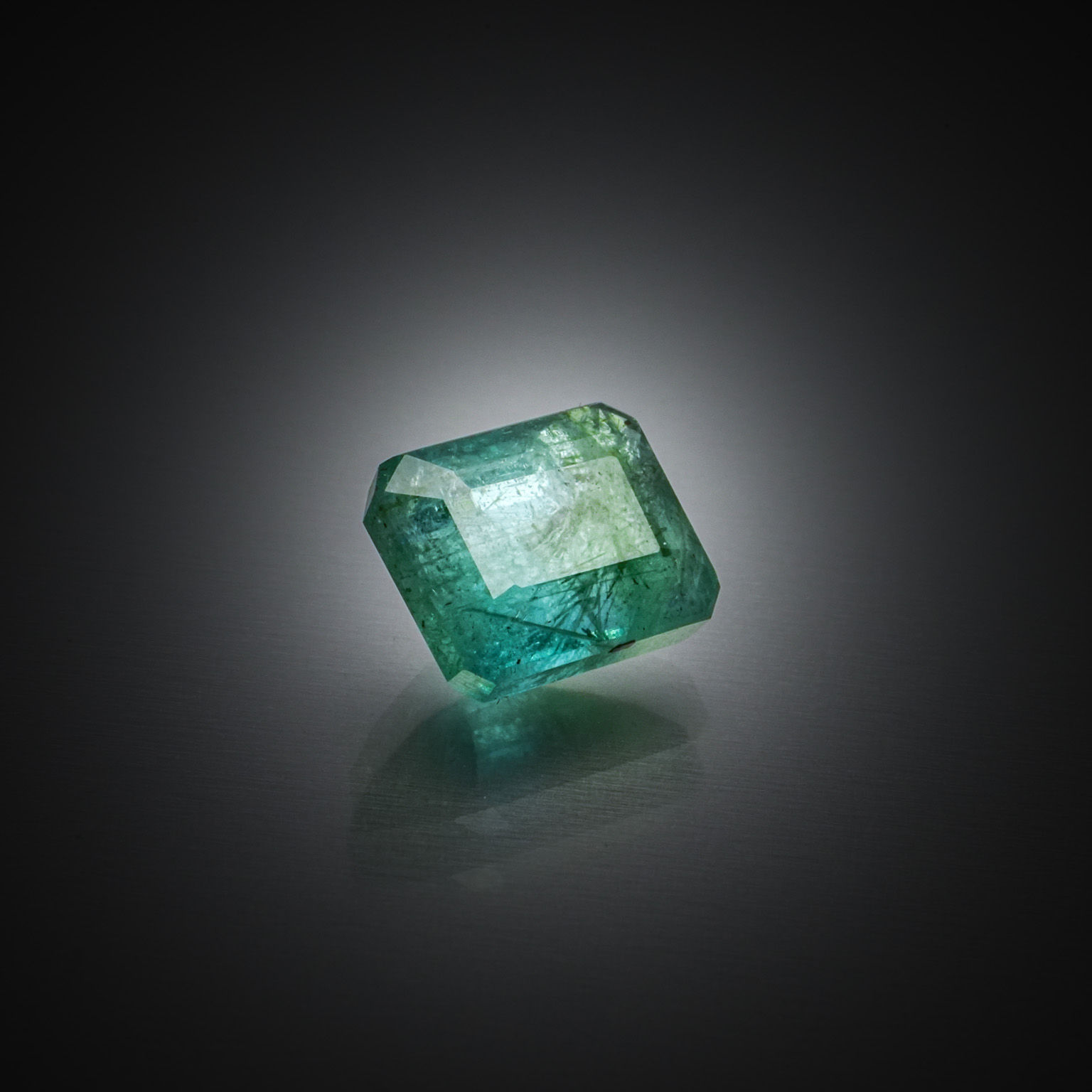 Emeraude rectangulaire à pans coupés sur papier. - Lazuli