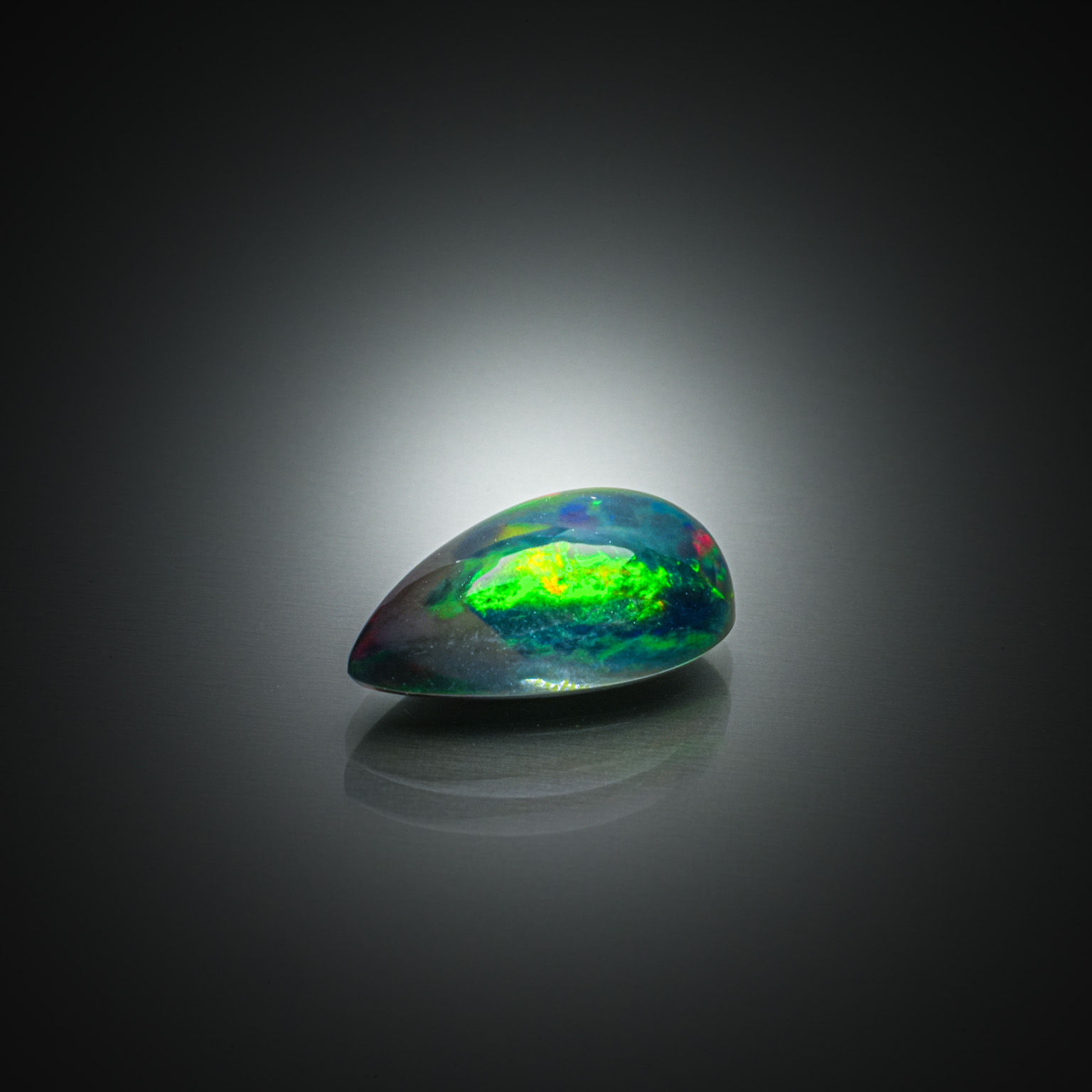 Quartz rose ovale cabochon sur papier. - Lazuli