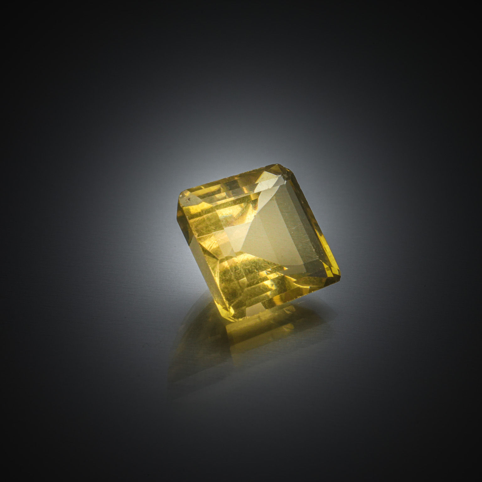 Péridot ovale sur papier. - Lazuli