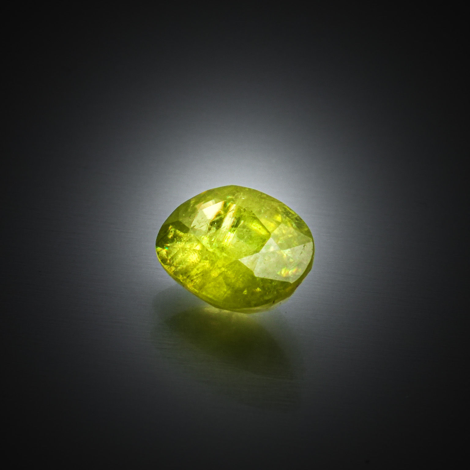 Saphir étoilé ovale cabochon sur papier. - Lazuli