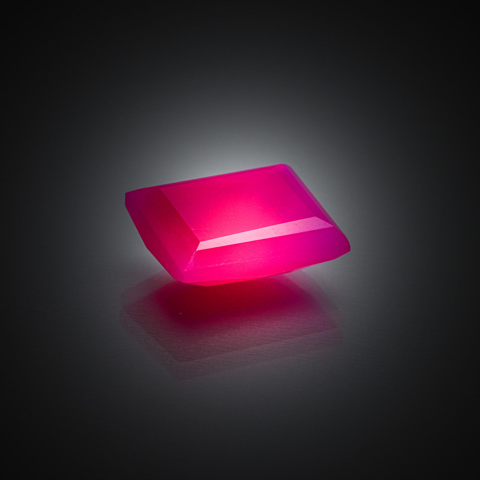 Calcédoine rose rectangulaire à pans vifs sur papier. - Lazuli