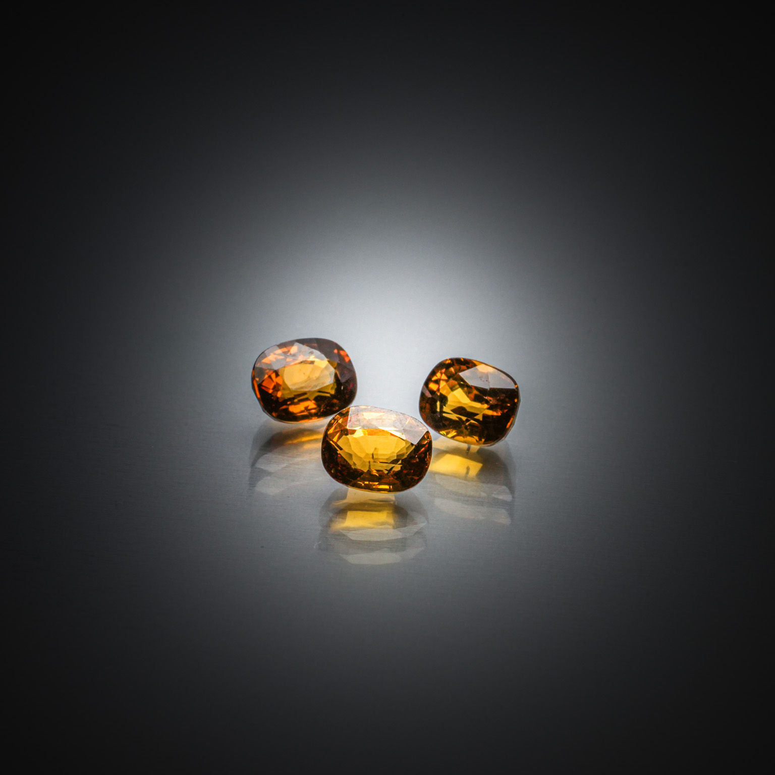 Opale noire ovale cabochon sur papier. - Lazuli