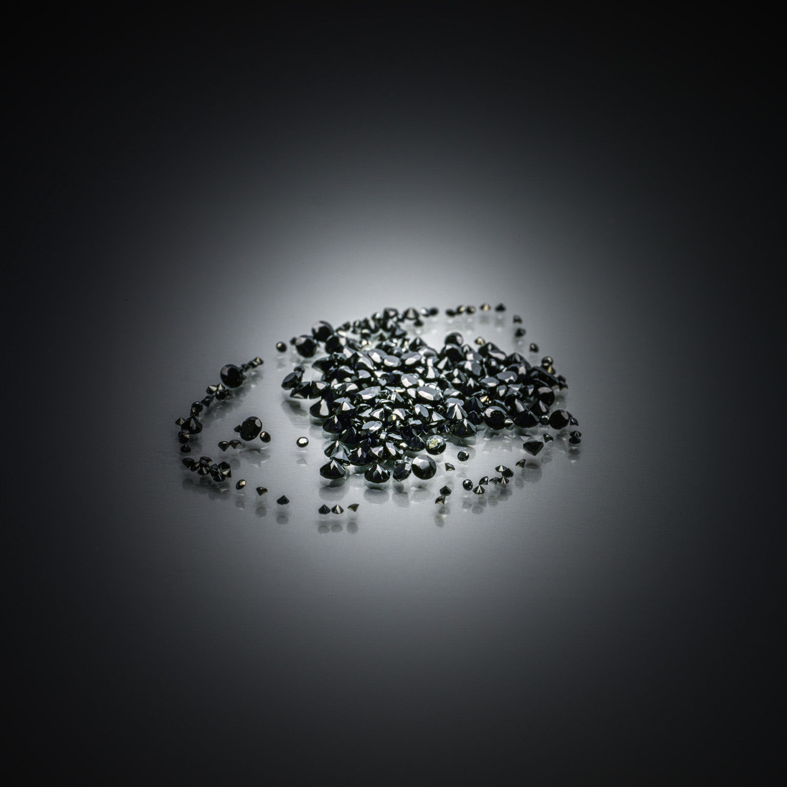 Grenat spessartite coussin sur papier. - Lazuli