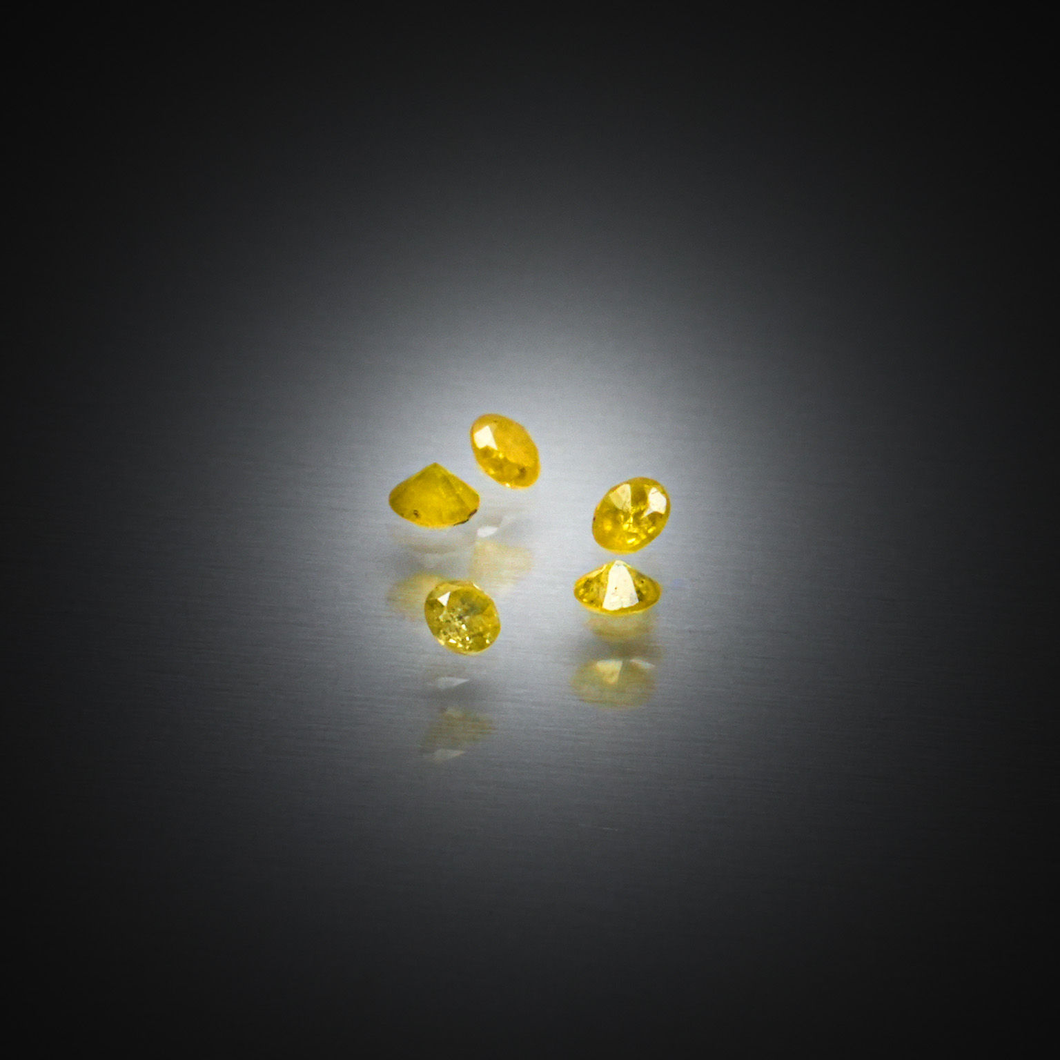 Grenat rhodolite ovale sur papier. - Lazuli