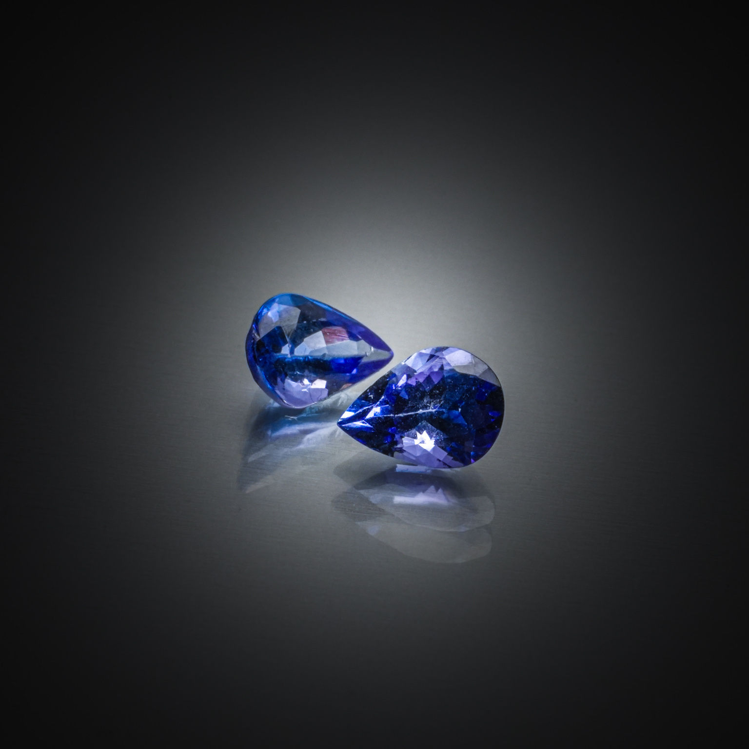 Prehnite ovale cabochon sur papier. - Lazuli