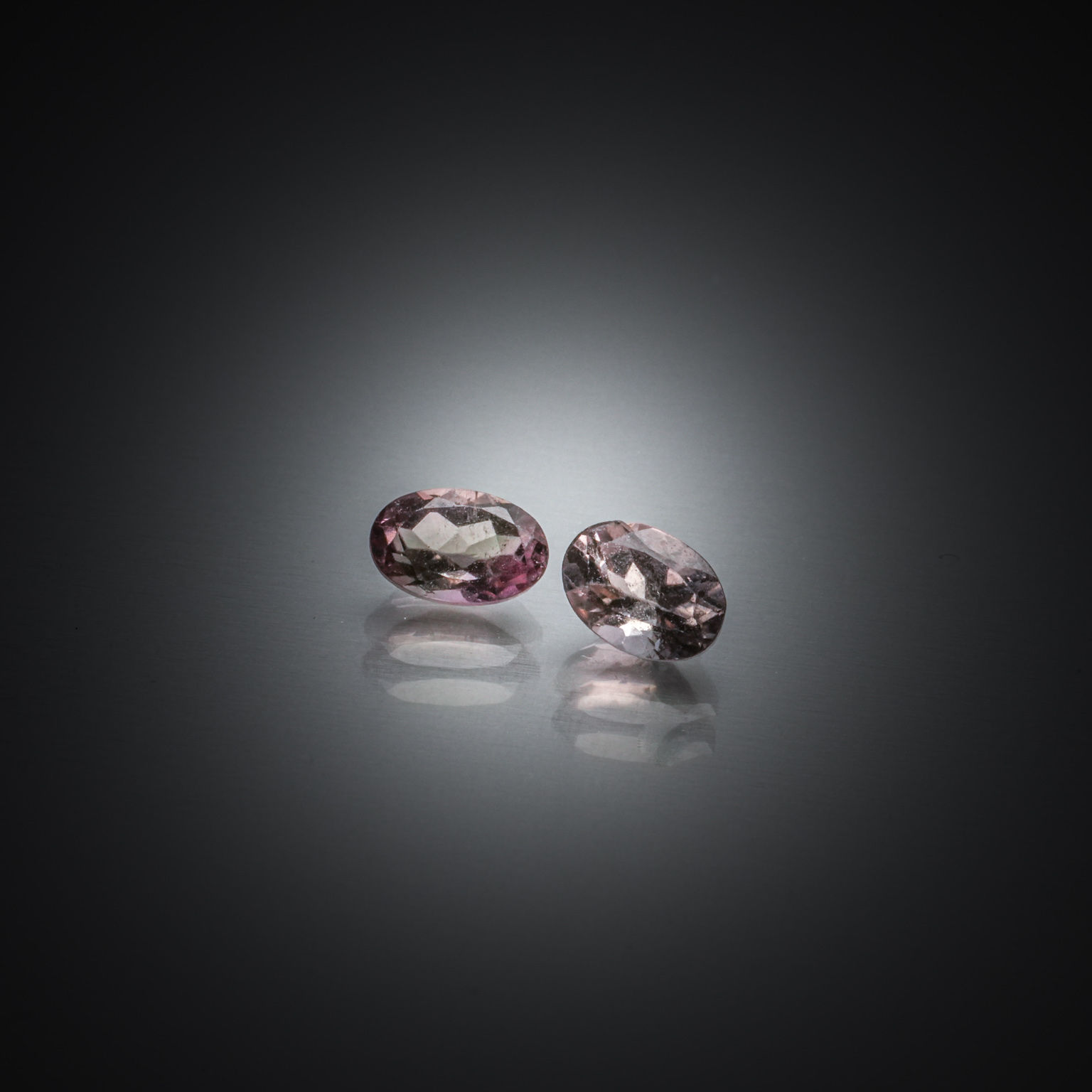 Lot de cinq tourmalines brutes sur papier. - Lazuli