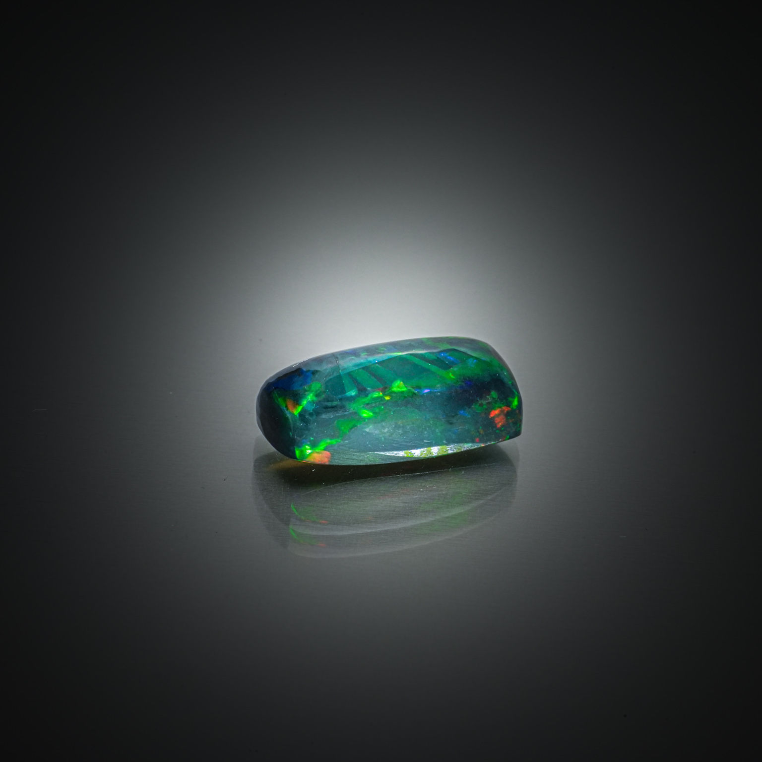 Quartz ovale cabochon sur papier. - Lazuli