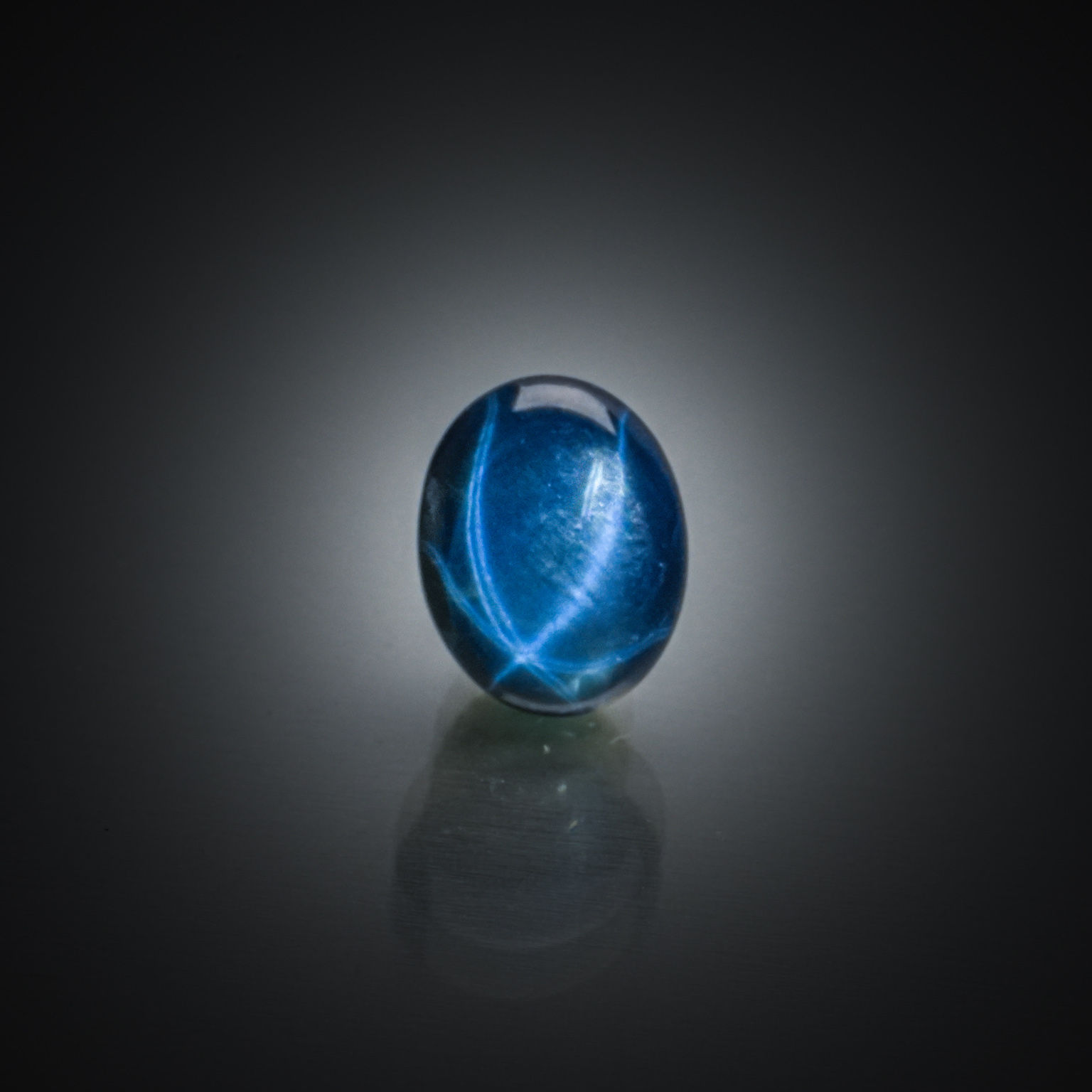 Saphir étoilé ovale cabochon sur papier. - Lazuli