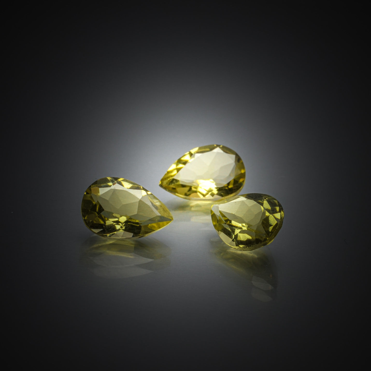 Saphir jaune ovale sur papier. - Lazuli