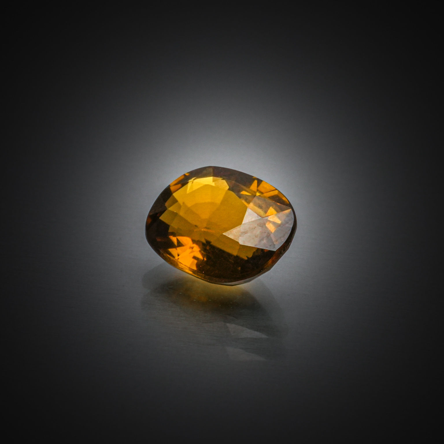 Citrine ovale sur papier. - Lazuli