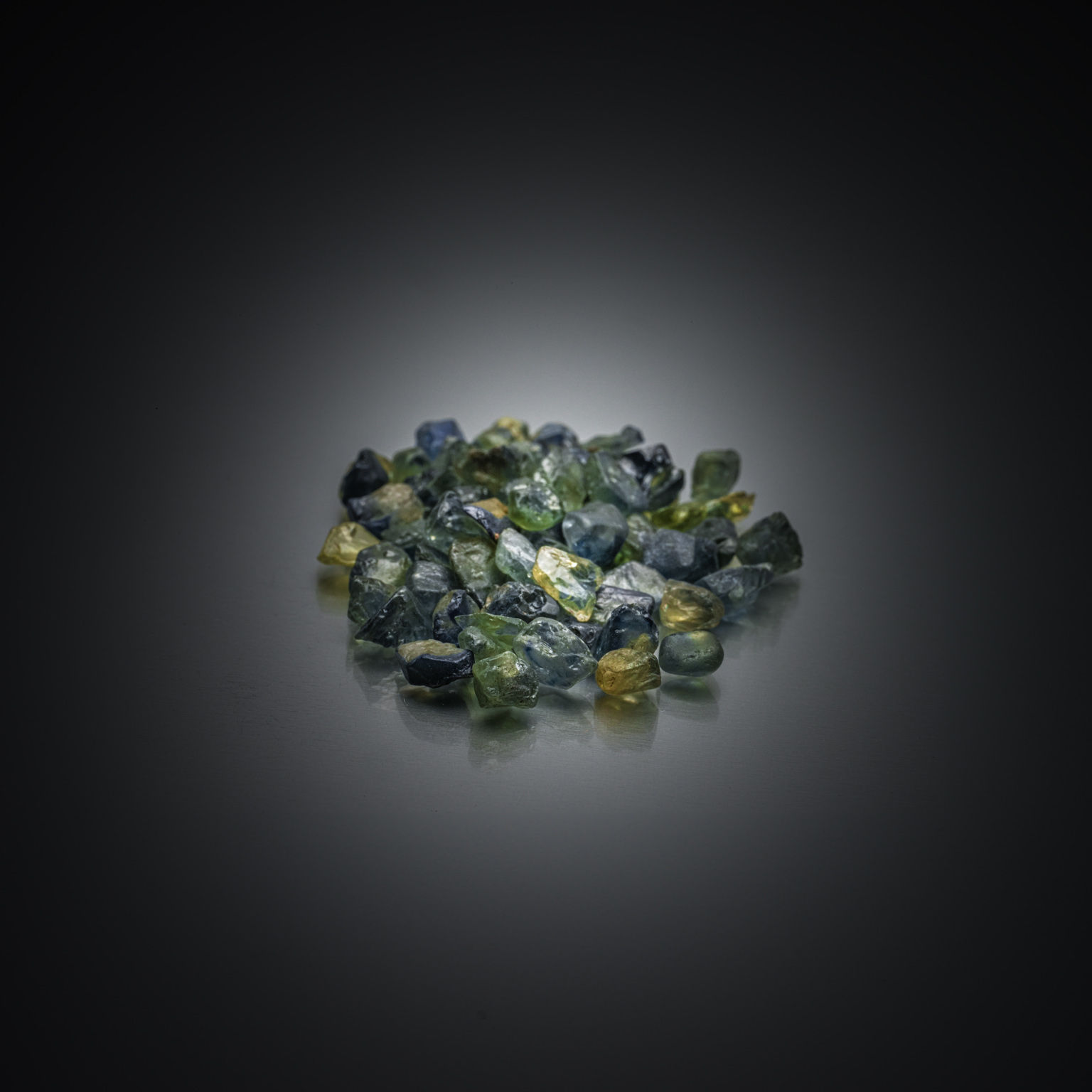Fluorite bleue poire sur papier. - Lazuli