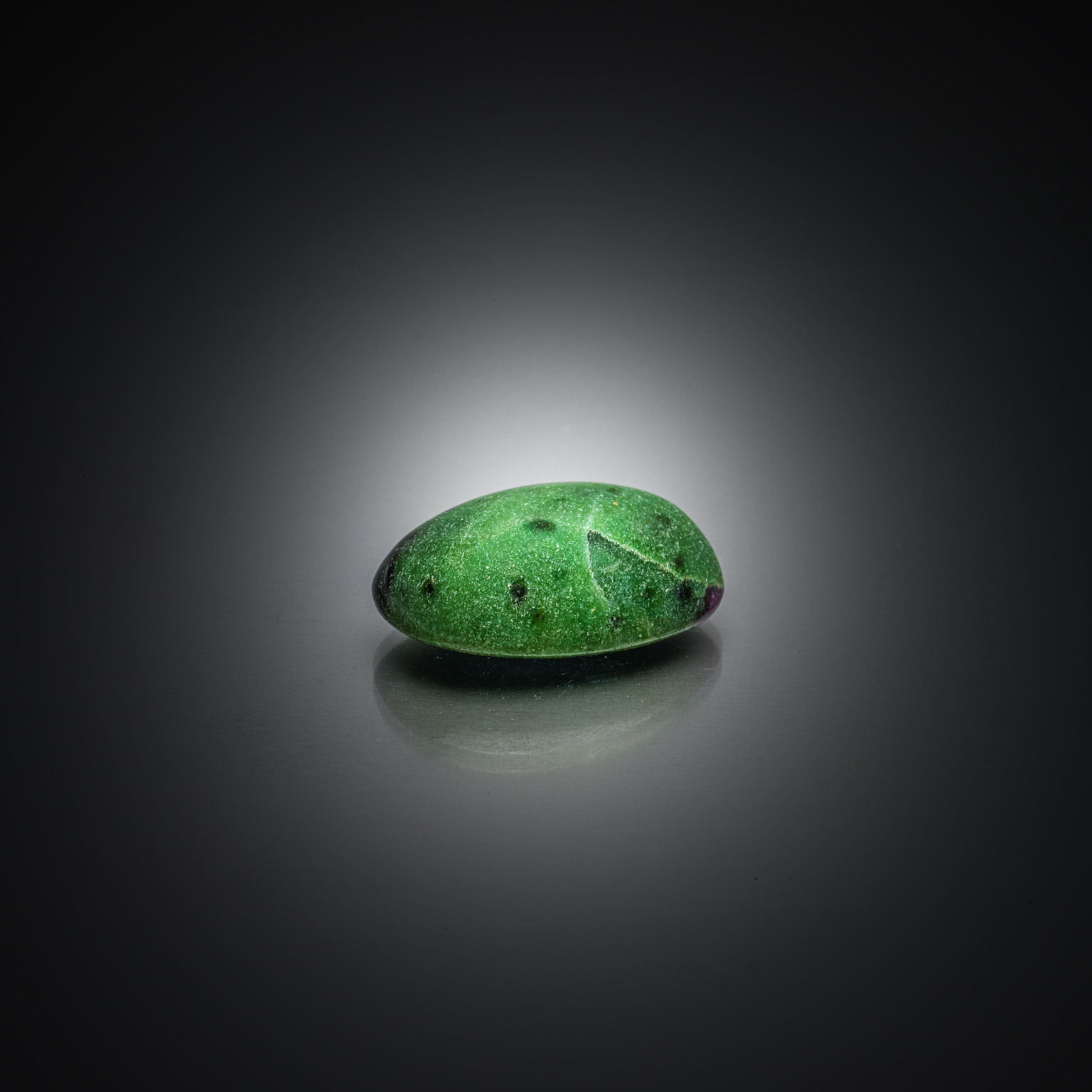 Grenat spessartite ovale sur papier. - Lazuli