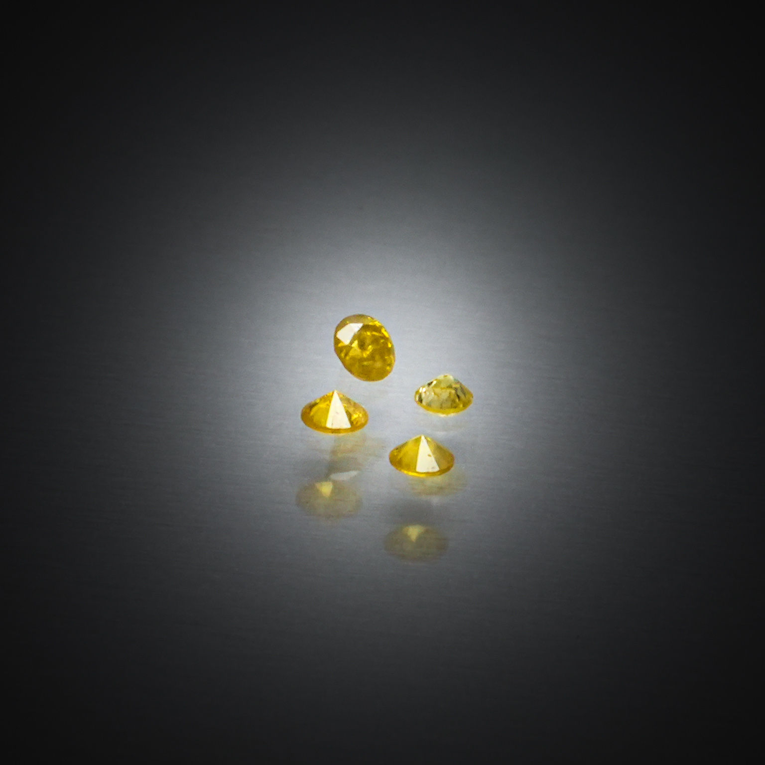 Grenat spessartite ovale sur papier. - Lazuli