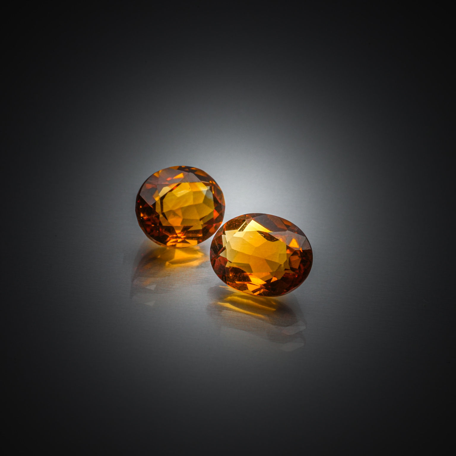 Appairage de citrines ovales sur papier. - Lazuli