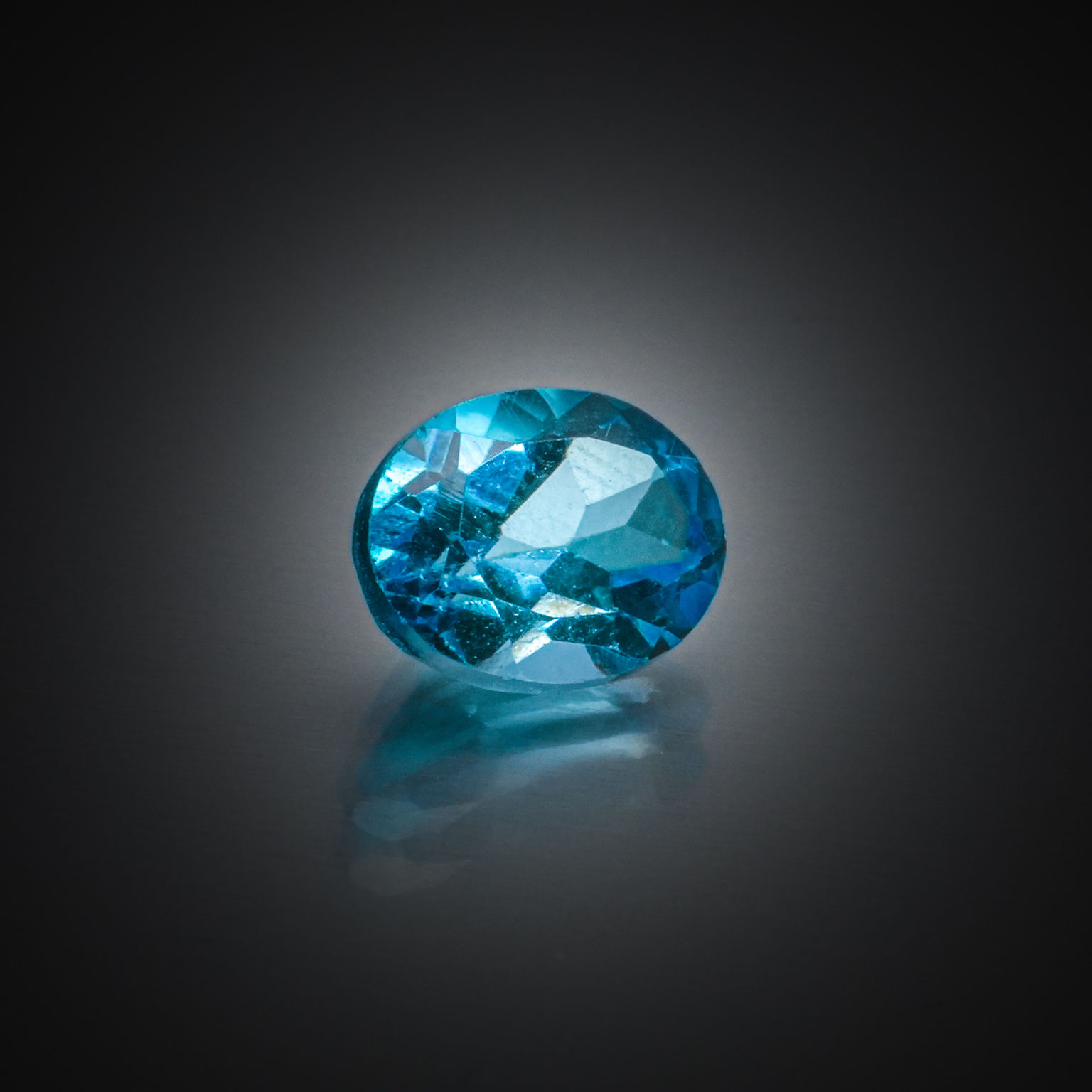 Opale noire poire cabochon sur papier. - Lazuli