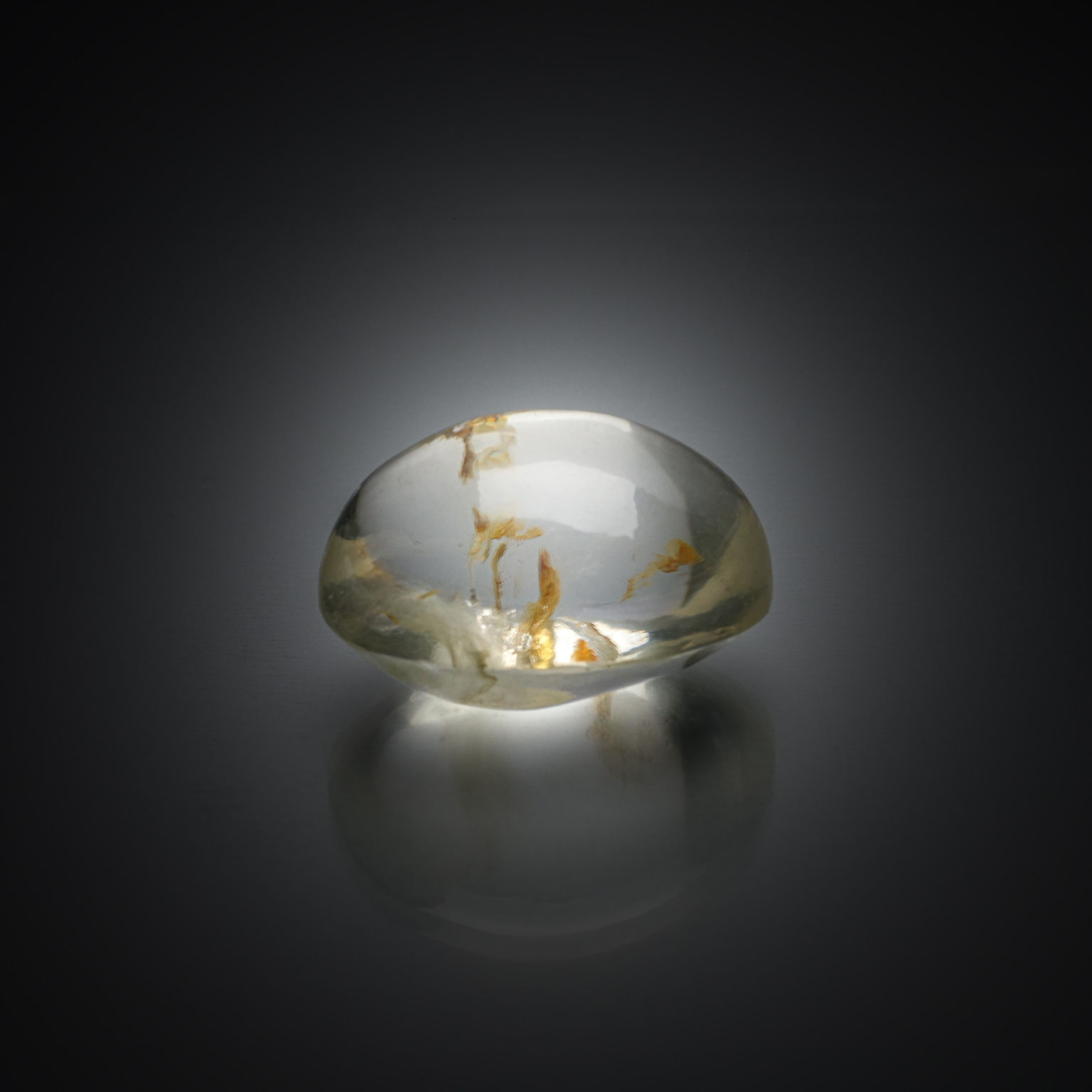 Quartz ovale cabochon sur papier. - Lazuli