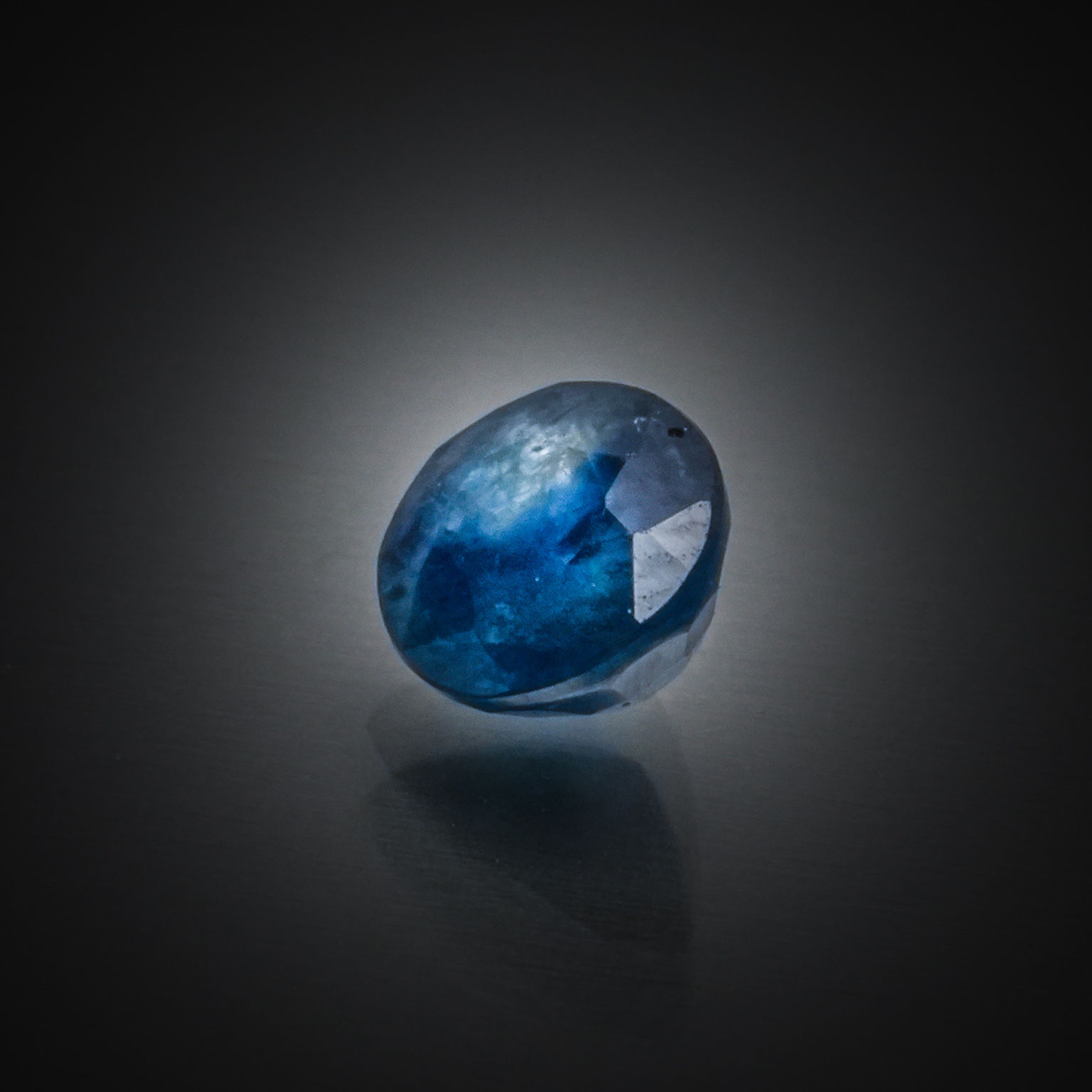 Labradorite rectangulaire cabochon sur papier. - Lazuli