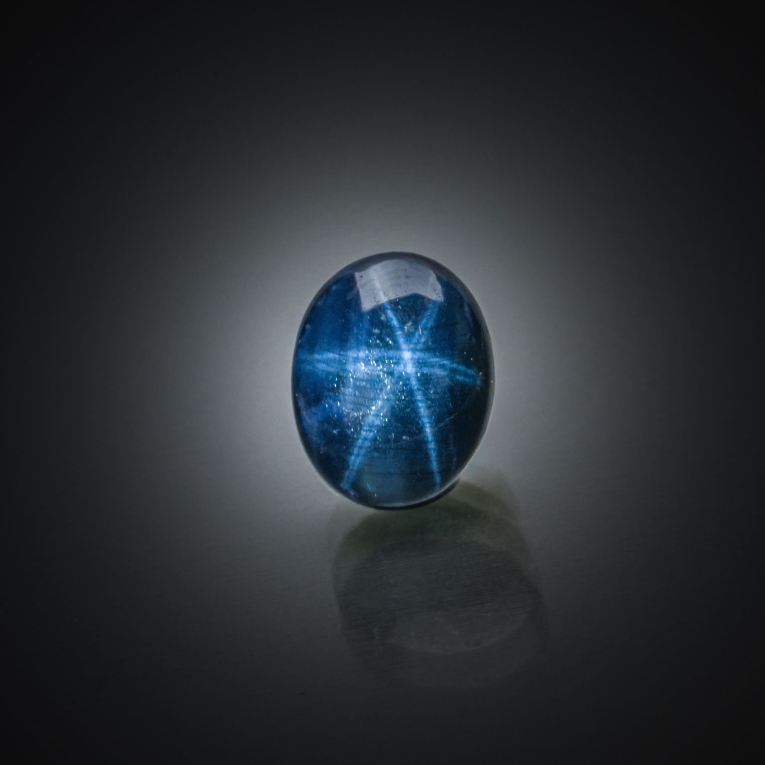 Quartz ovale cabochon sur papier. - Lazuli