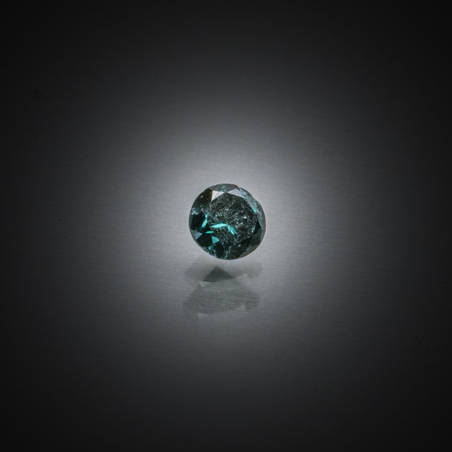 Iolite ovale sur papier. - Lazuli