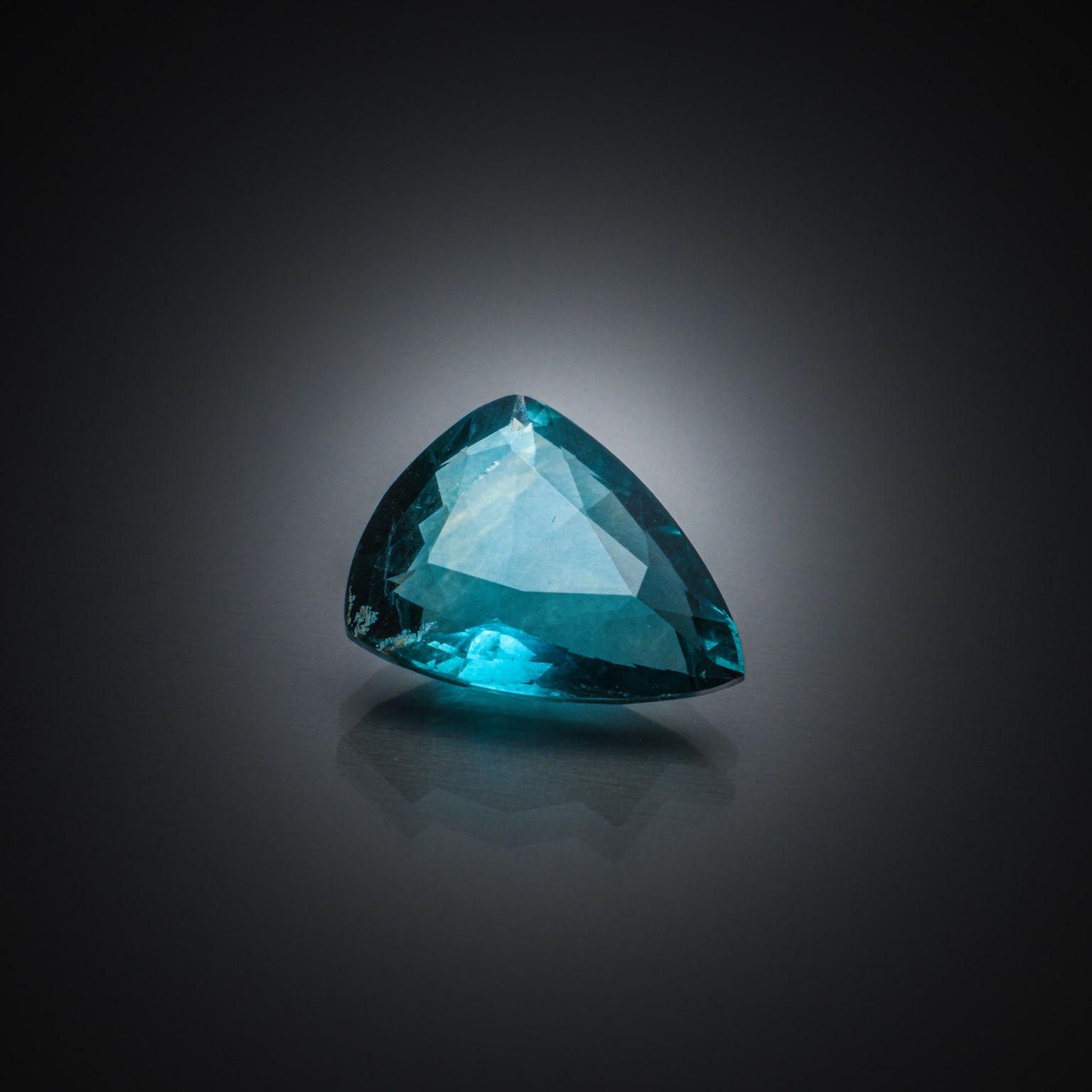 Fluorite bleue poire sur papier. - Lazuli