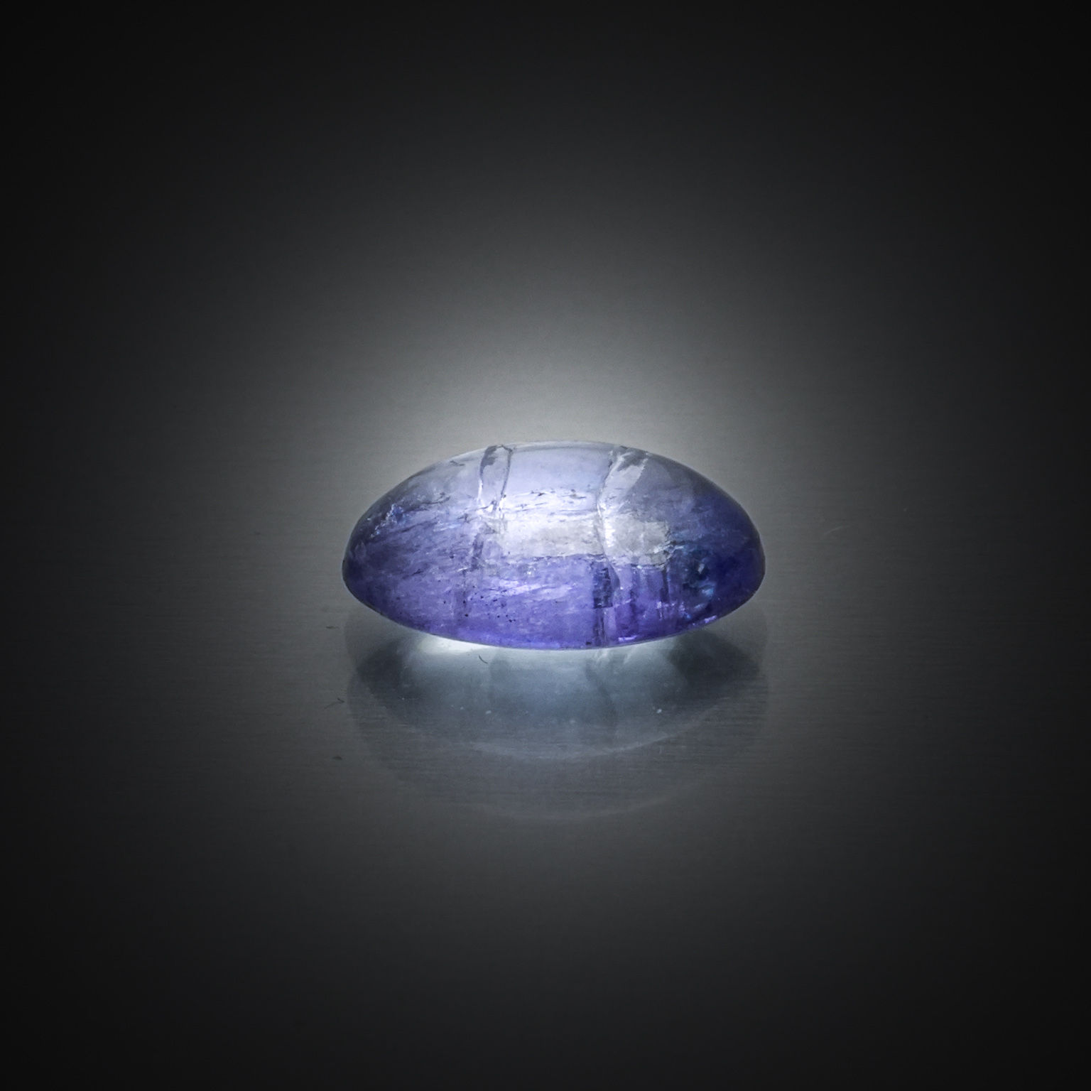 Saphir étoilé ovale cabochon sur papier. - Lazuli
