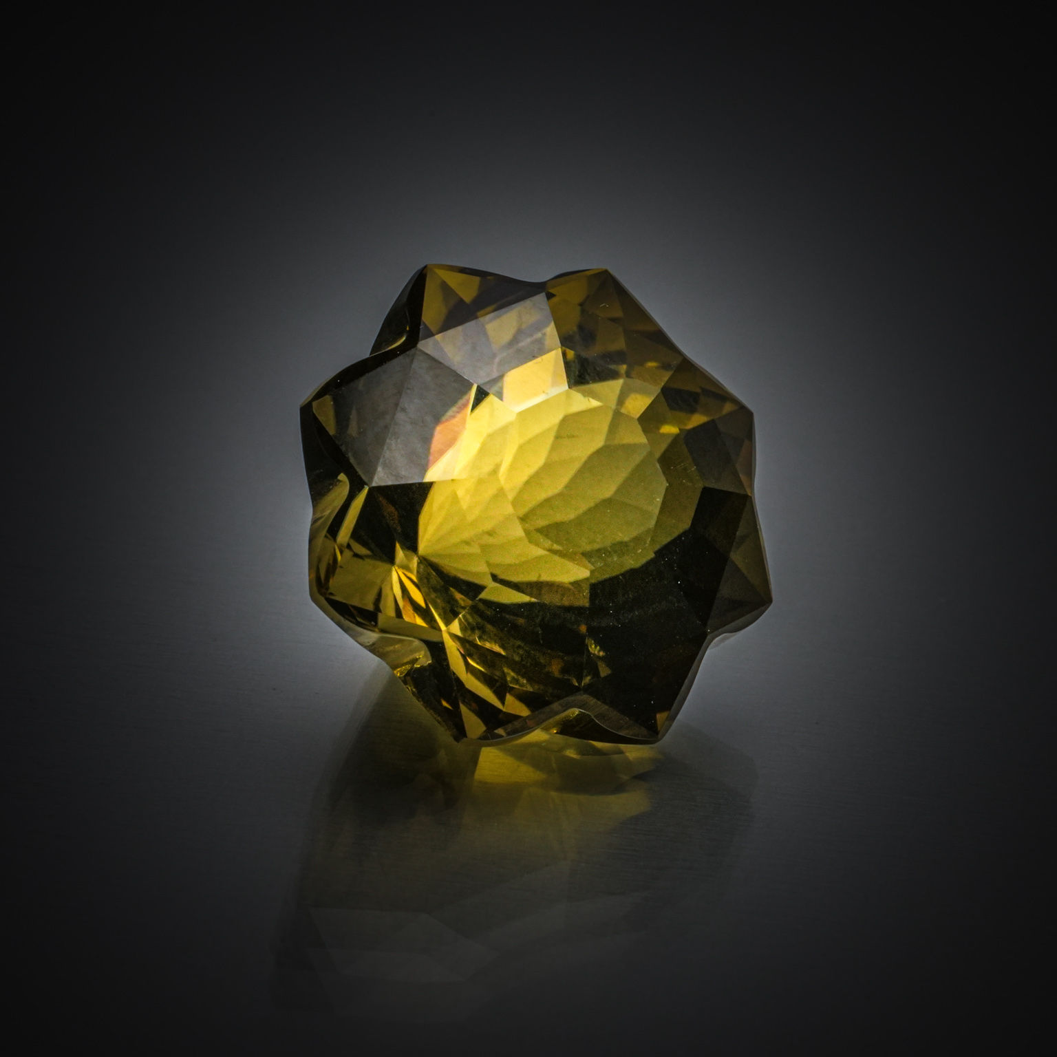 Prasiolite en forme d&rsquo;étoile sur papier. - Lazuli